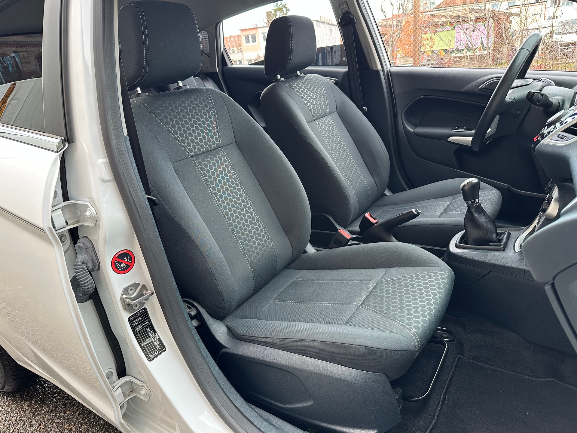 FORD Fiesta 1.4 16V Titanium-image-13