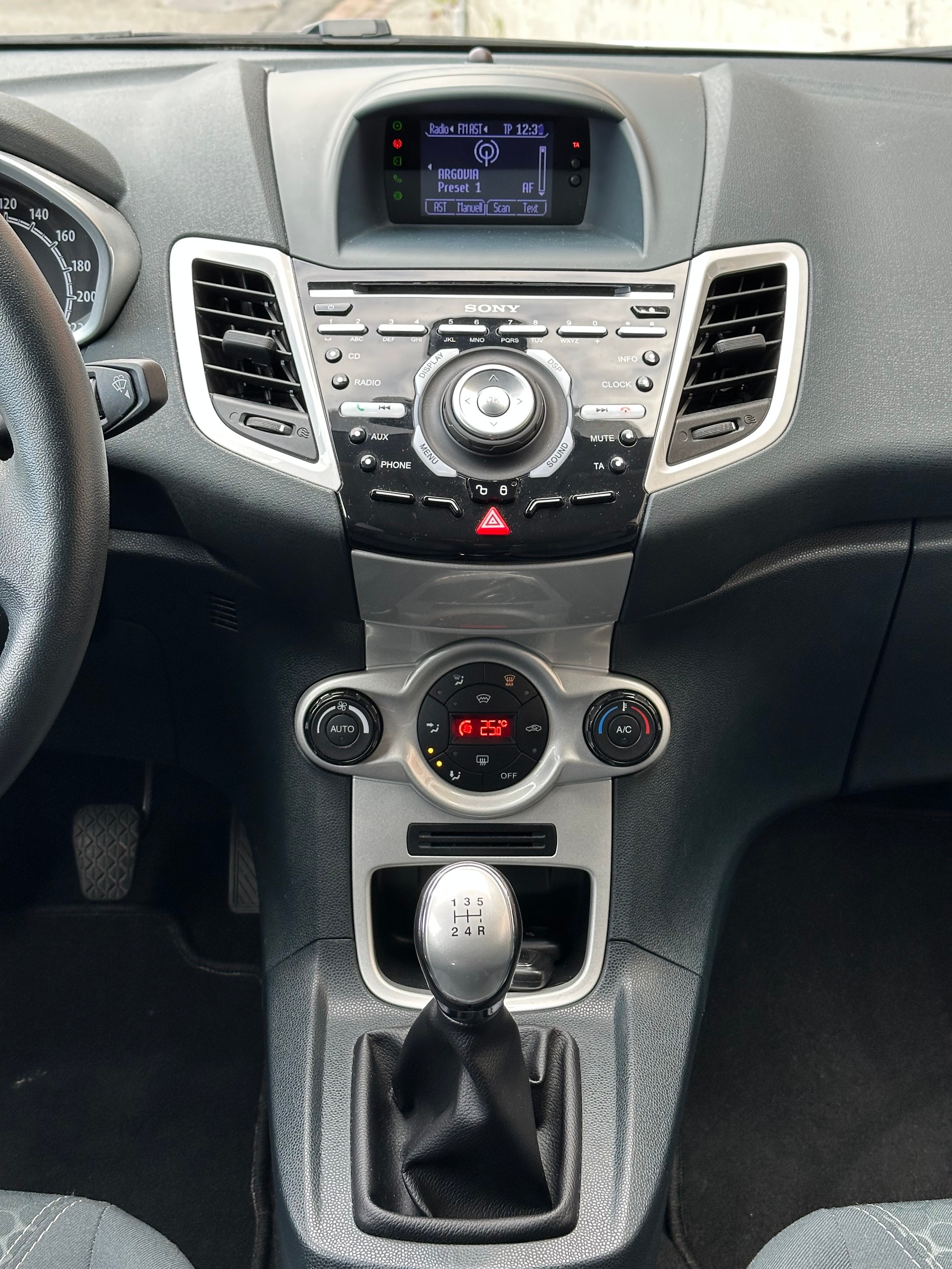 FORD Fiesta 1.4 16V Titanium-image-17