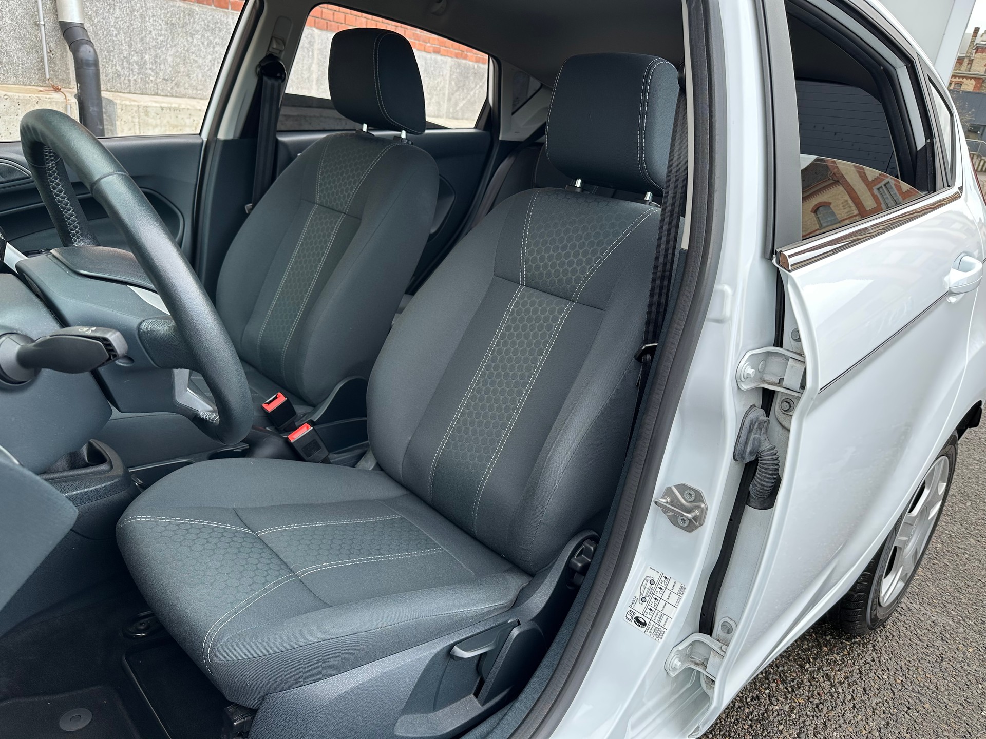FORD Fiesta 1.4 16V Titanium-image-12