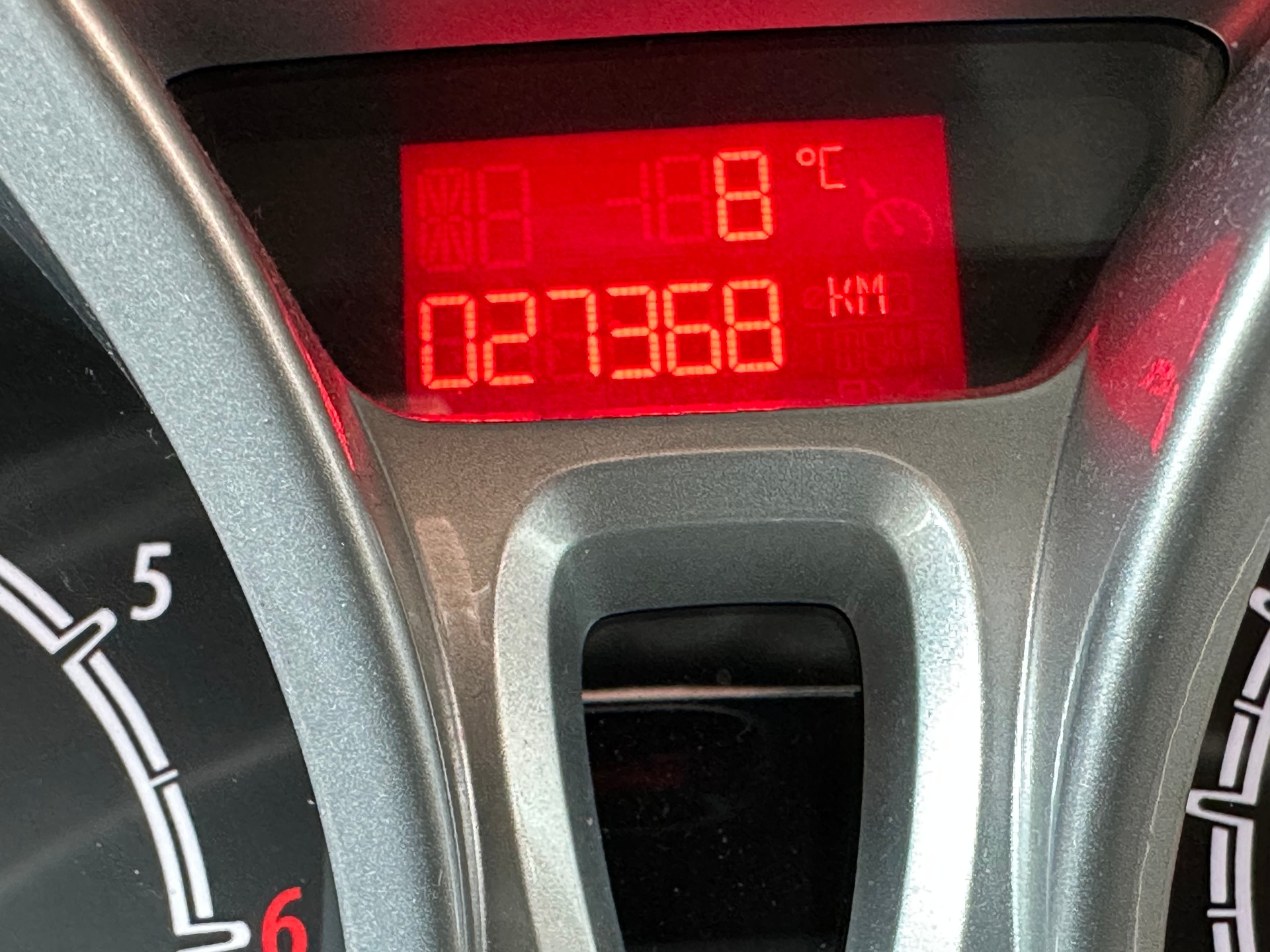 FORD Fiesta 1.4 16V Titanium-image-11