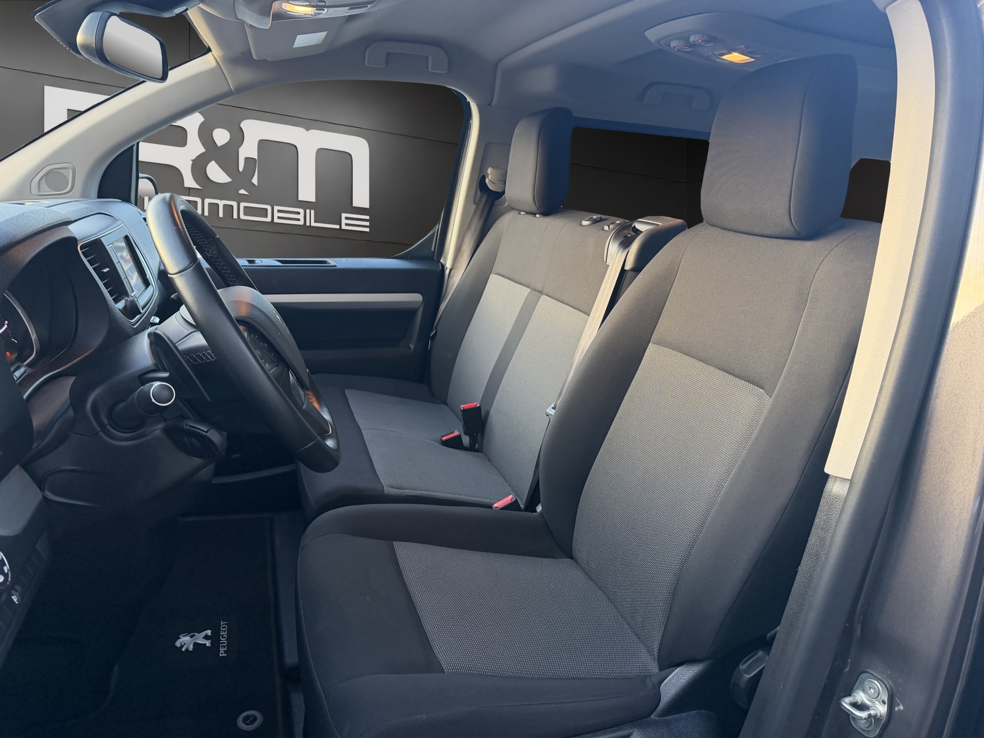 PEUGEOT Traveller 2.0 BlueHDi Business Standard EAT8-image-4
