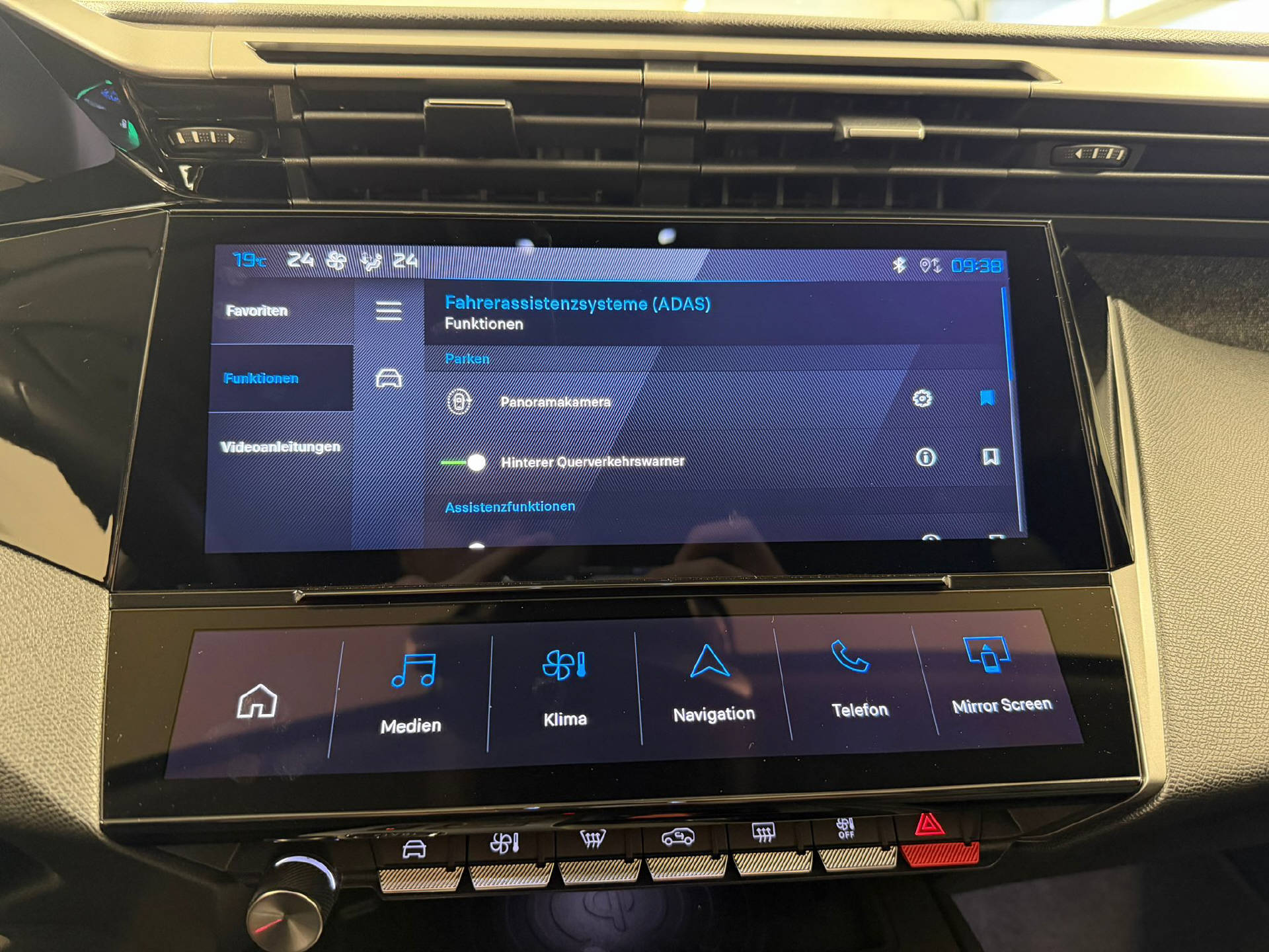 PEUGEOT 408 1.6 PHEV 180 Allure-image-11