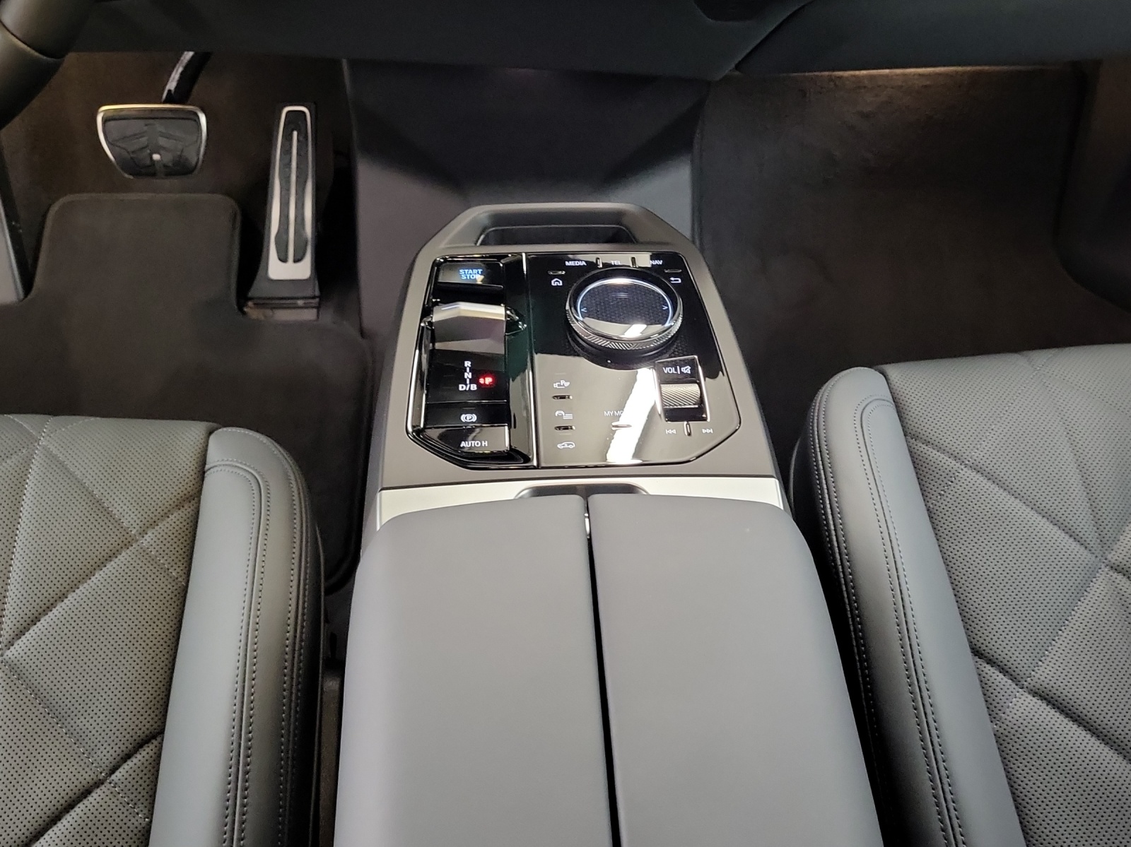 BMW iX xDrive45 M Sport Pro-image-16