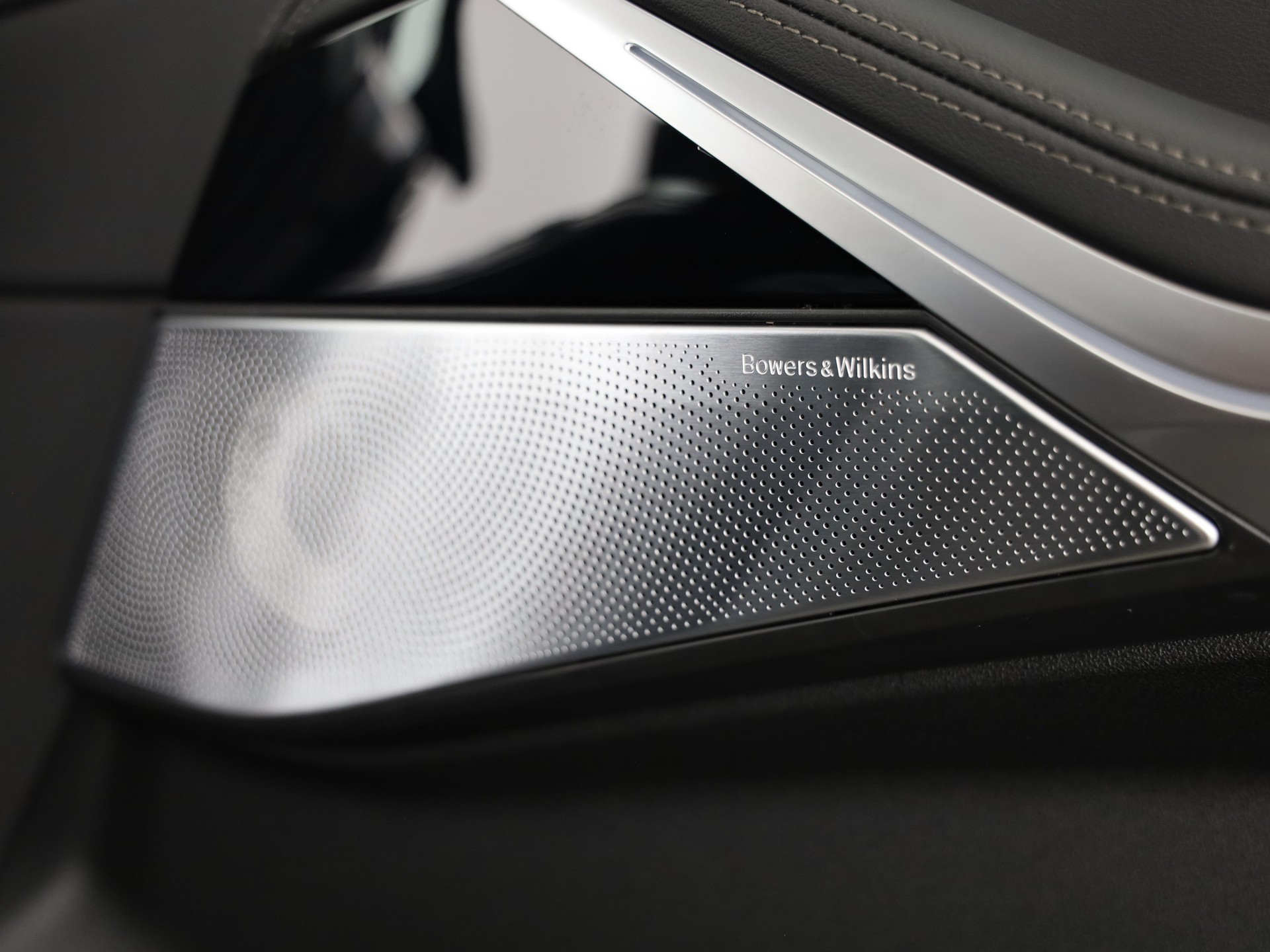 BMW X5 M60i xDrive-image-12