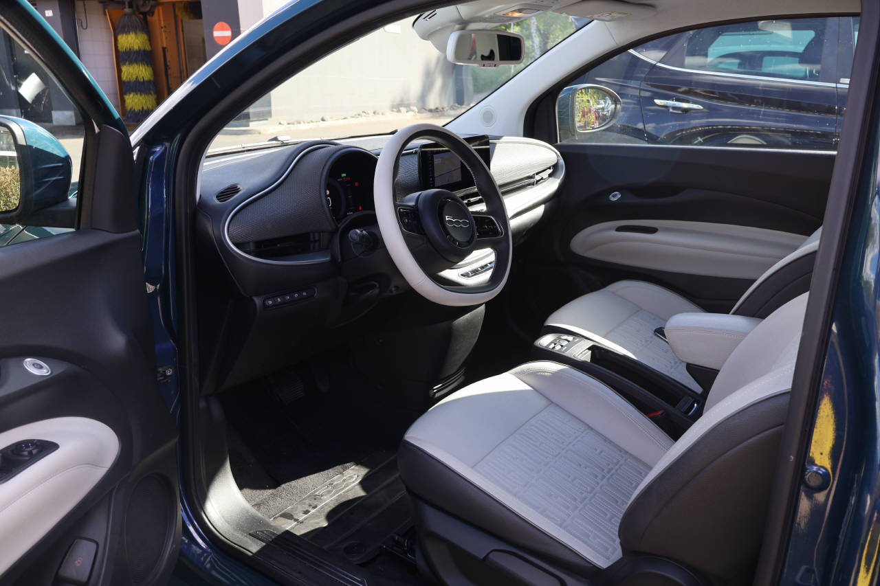 FIAT 500 Cabrio La Prima-image-9
