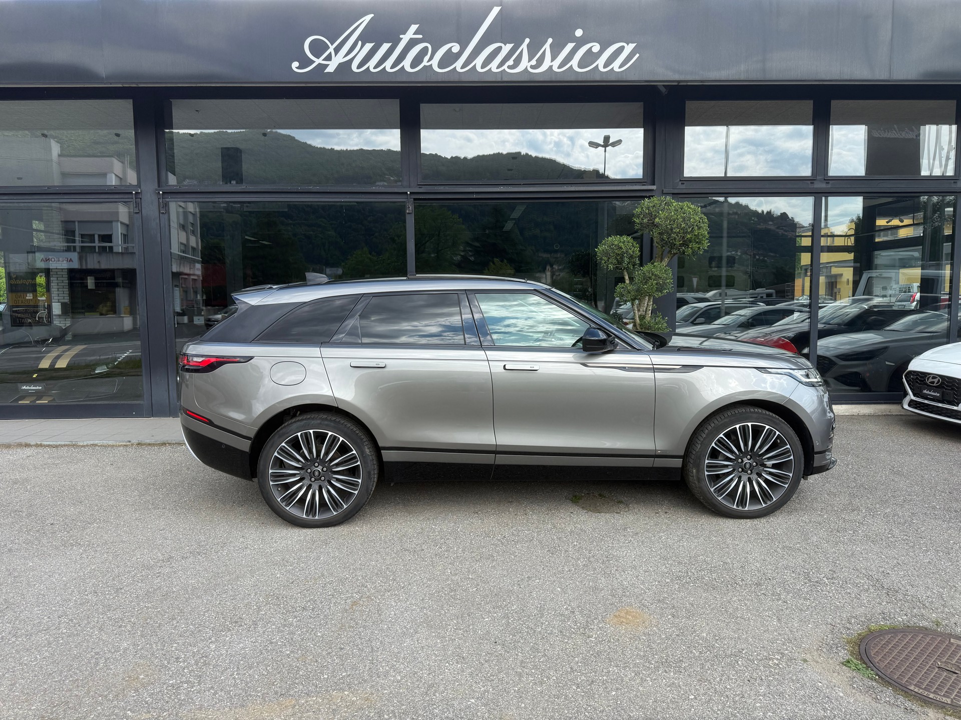 LAND ROVER Range Rover Velar R-Dynamic D 240 SE Automatic-image-3