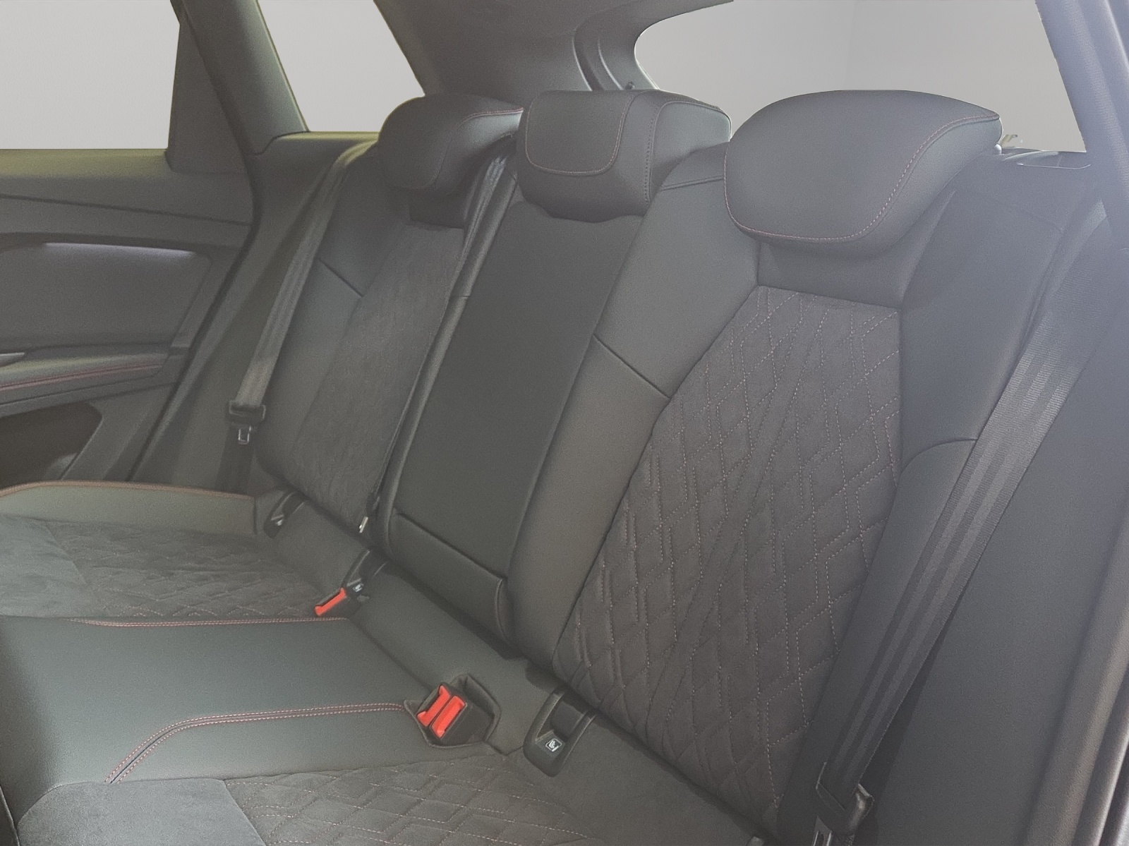 AUDI Q4 e-tron 45 Edition Swiss Ski quattro-image-8