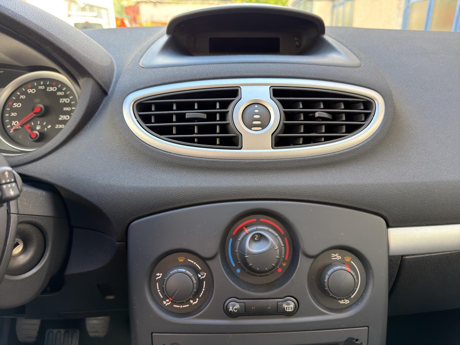 RENAULT Clio 1.2 16V Turbo Expression-image-8