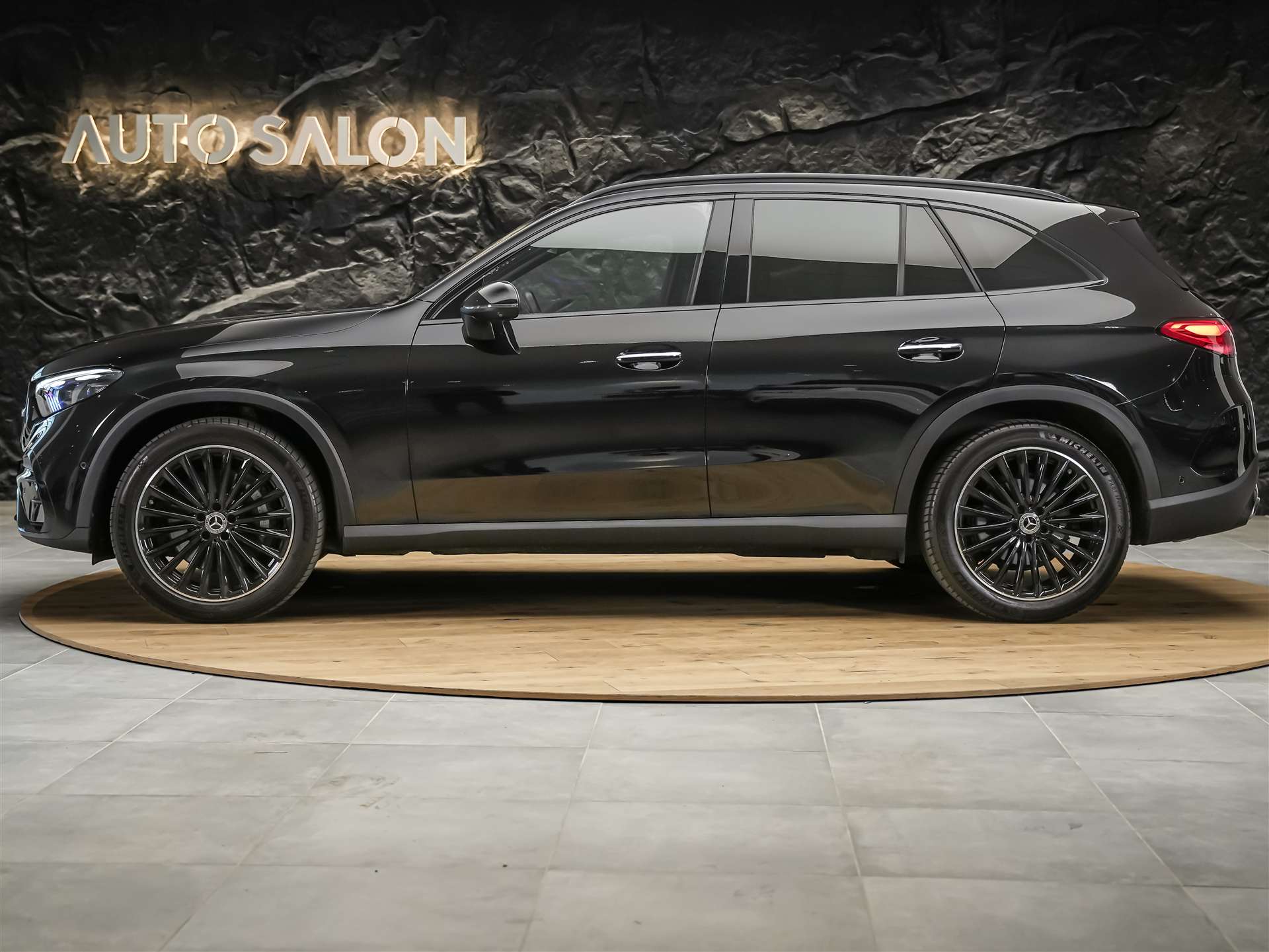 MERCEDES-BENZ GLC 200 AMG Line 4matic *Digital Light*360° Kamera* Night Paket*-showroom-element-2