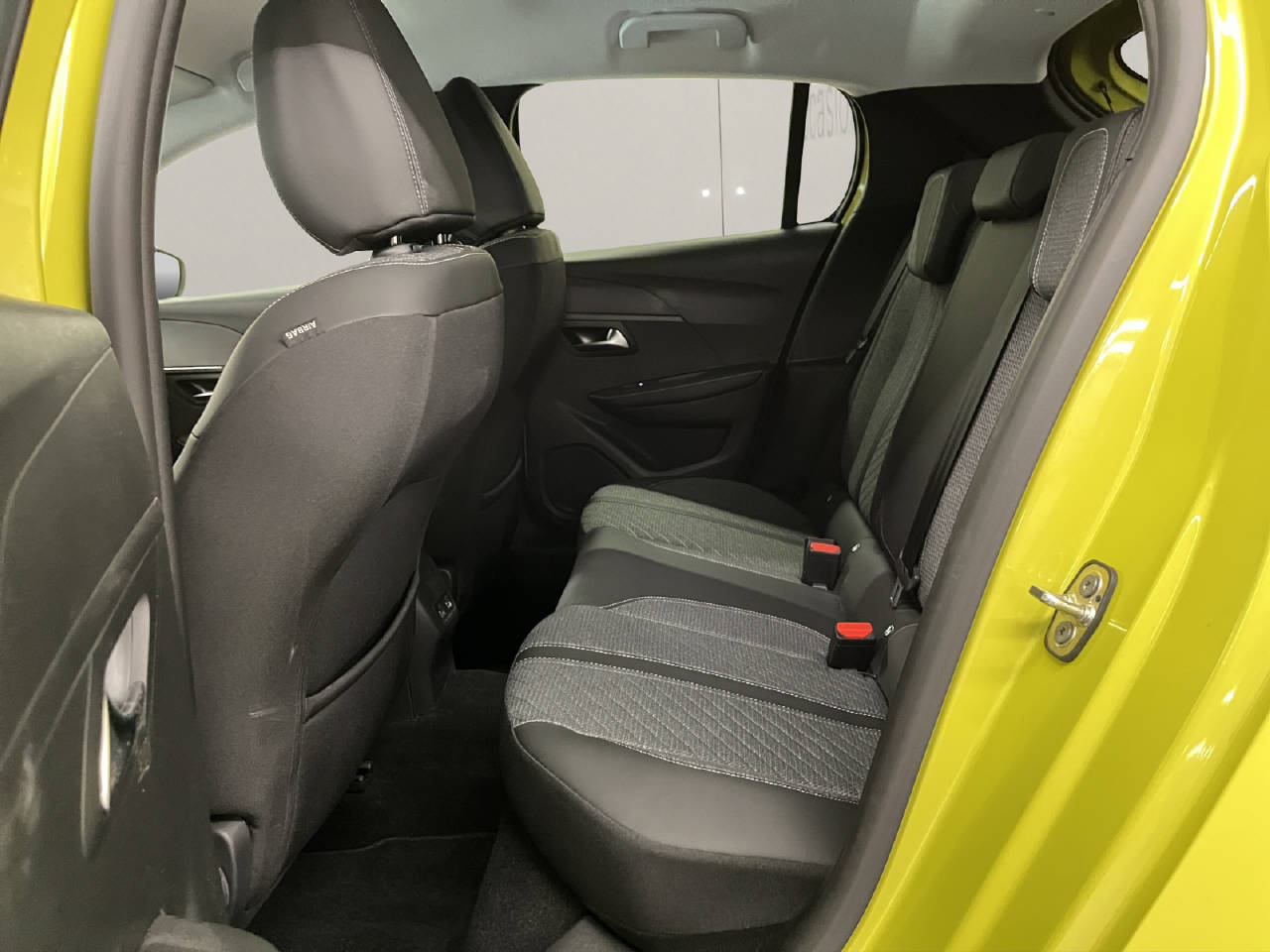 PEUGEOT 208 1.2 Hybrid Allure-image-10