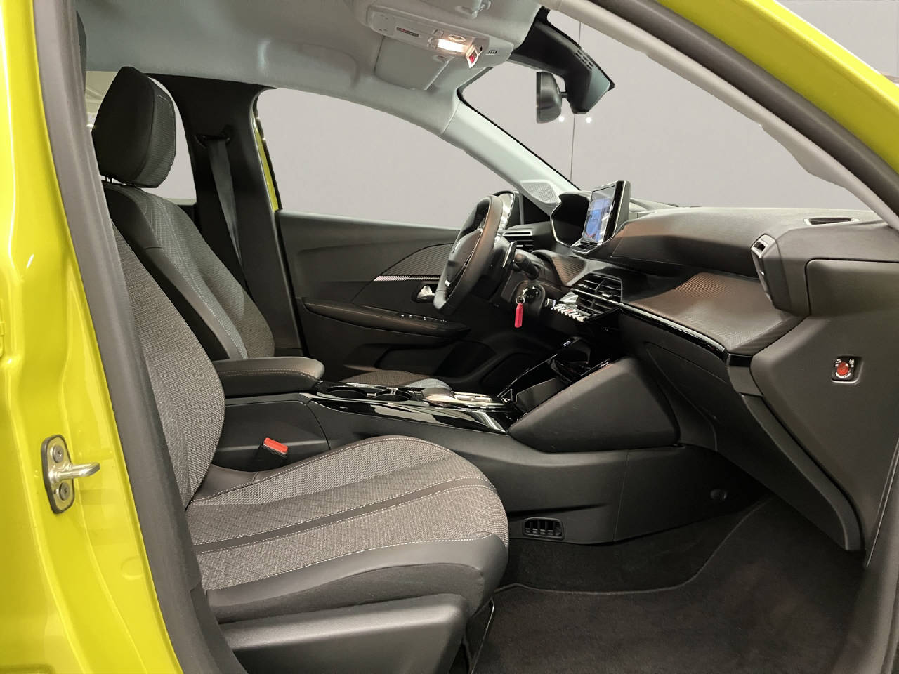 PEUGEOT 208 1.2 Hybrid Allure-image-11