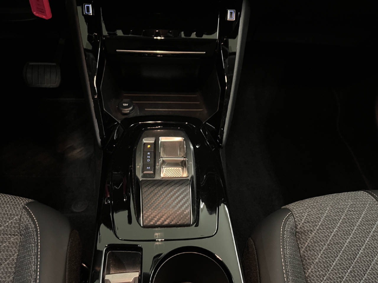 PEUGEOT 208 1.2 Hybrid Allure-image-8