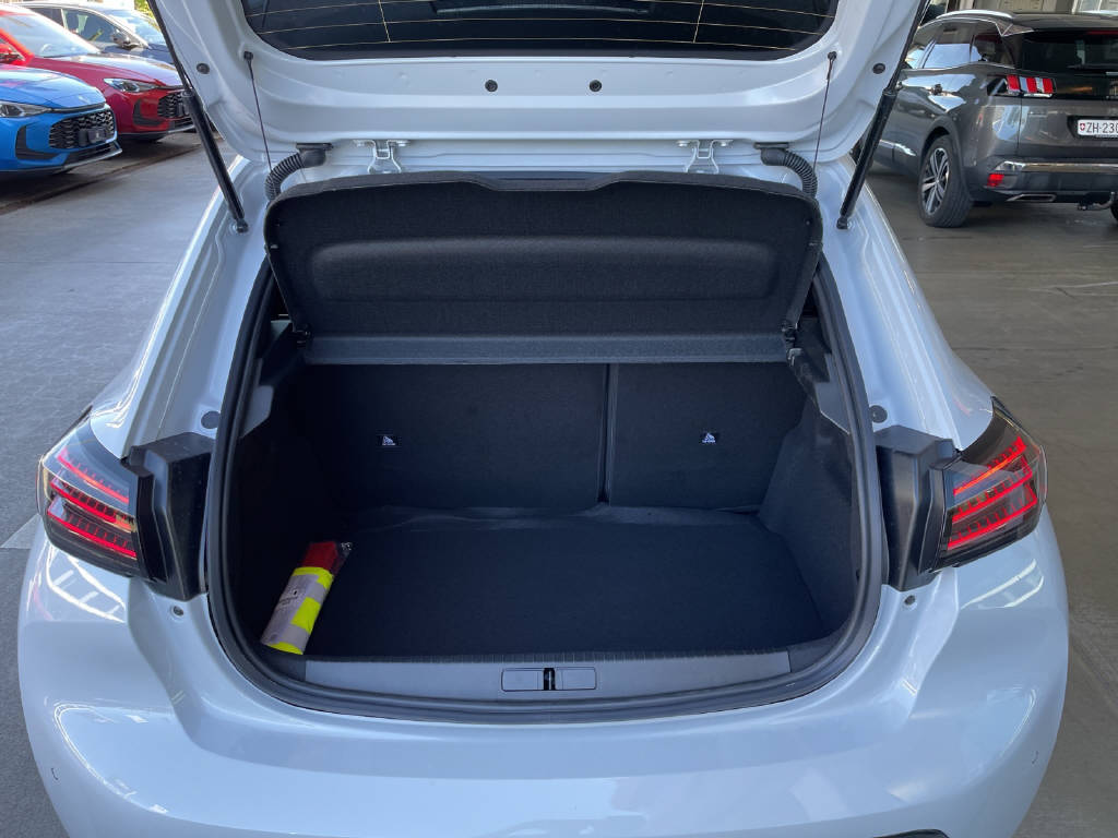 PEUGEOT 208 1.2 Hybrid 145 GT-image-8