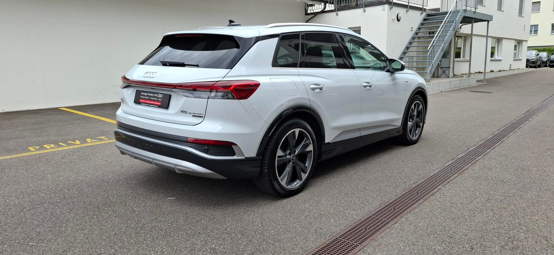 AUDI Q4 e-tron 45 quattro-image-4