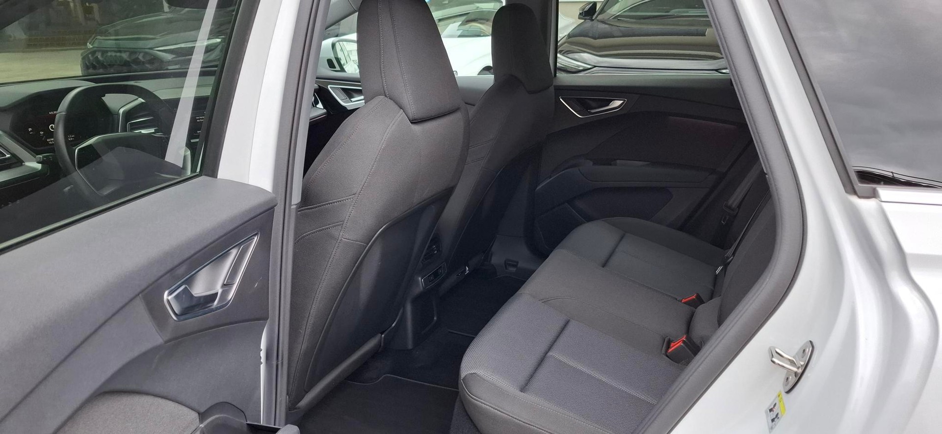 AUDI Q4 e-tron 45 quattro-image-9