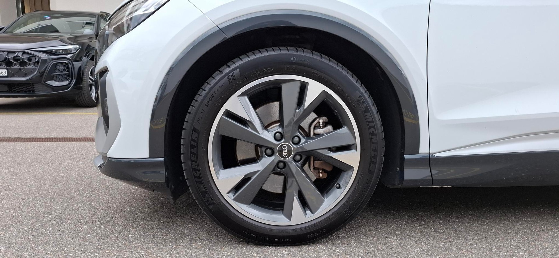 AUDI Q4 e-tron 45 quattro-image-6
