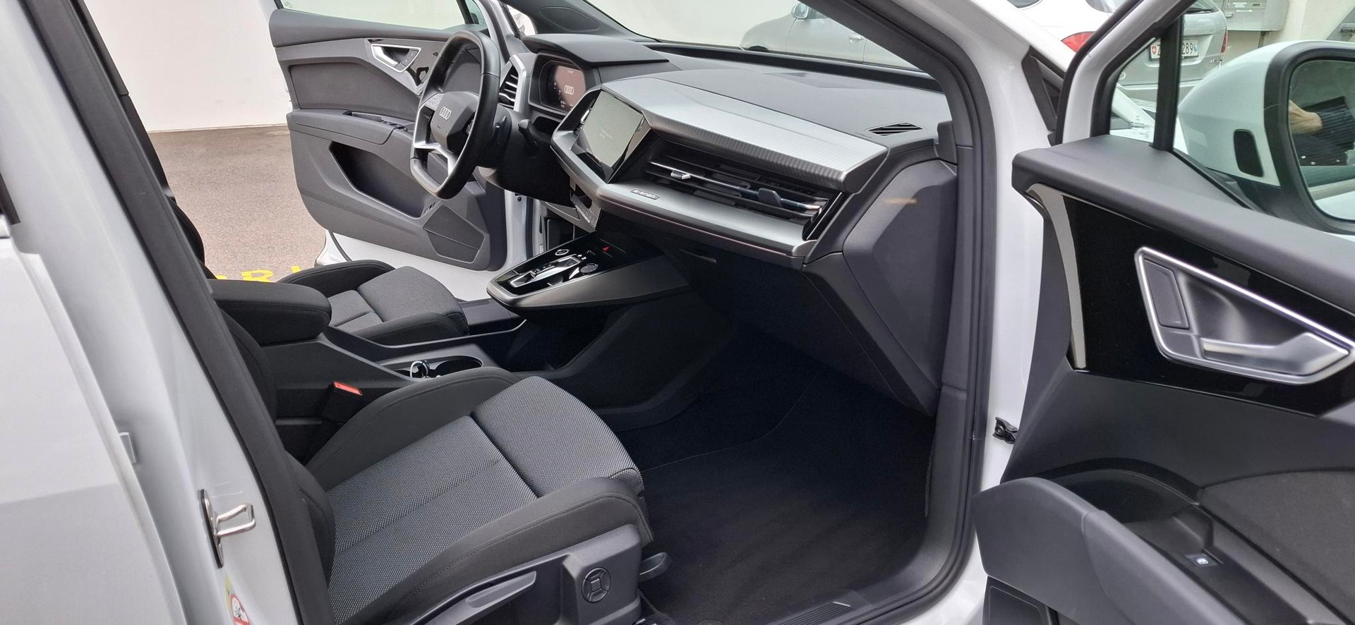 AUDI Q4 e-tron 45 quattro-image-8