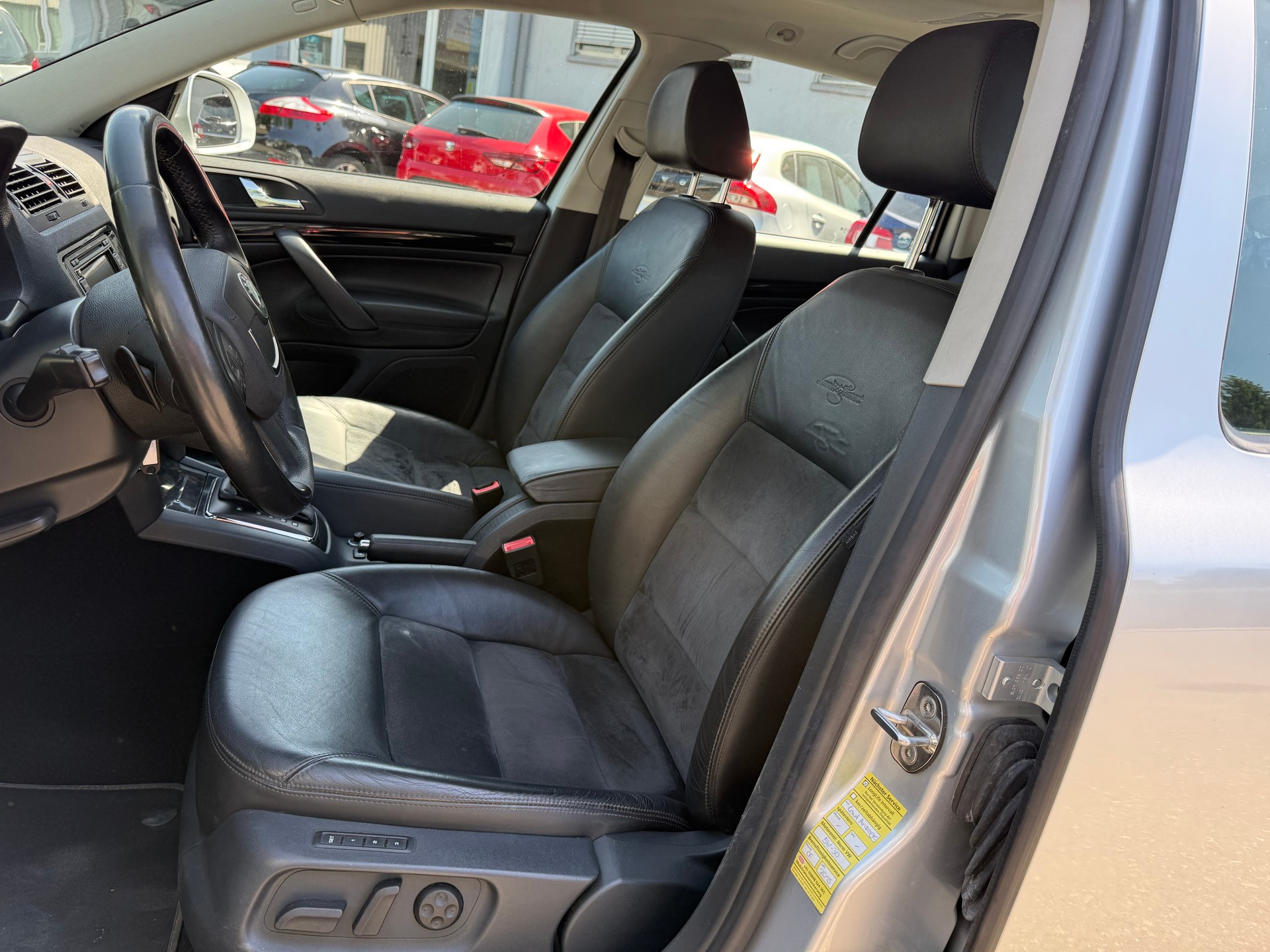 SKODA Octavia Combi 1.8 TSI Laurin & Klement DSG-image-8