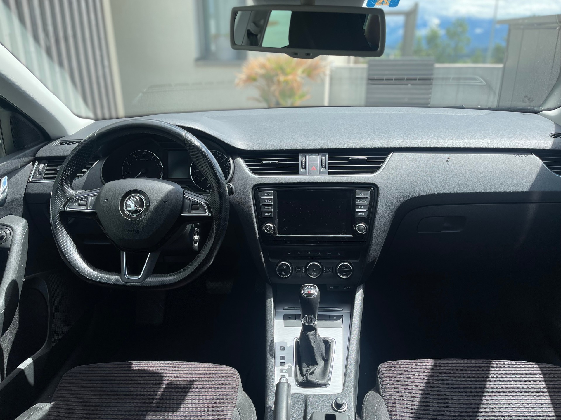 SKODA 1.8 TSI Elegance 4x4 DSG-image-6