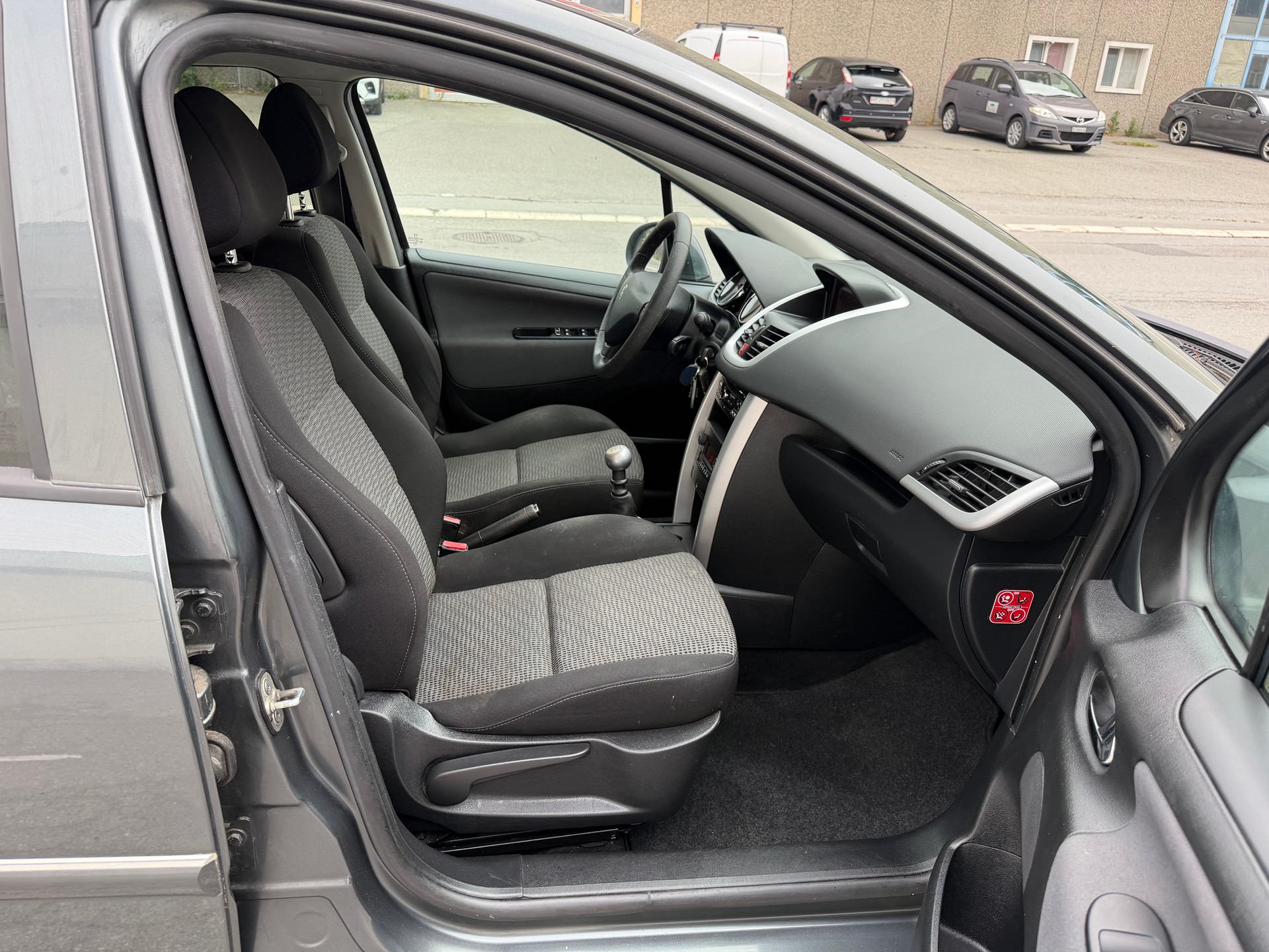 PEUGEOT 207 1.6 HDI Sport-image-5