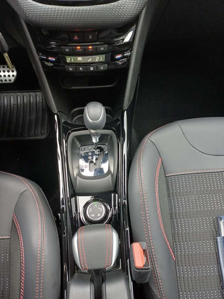 PEUGEOT 2008 1.2 PureTech 110 GT Line S/S-image-9