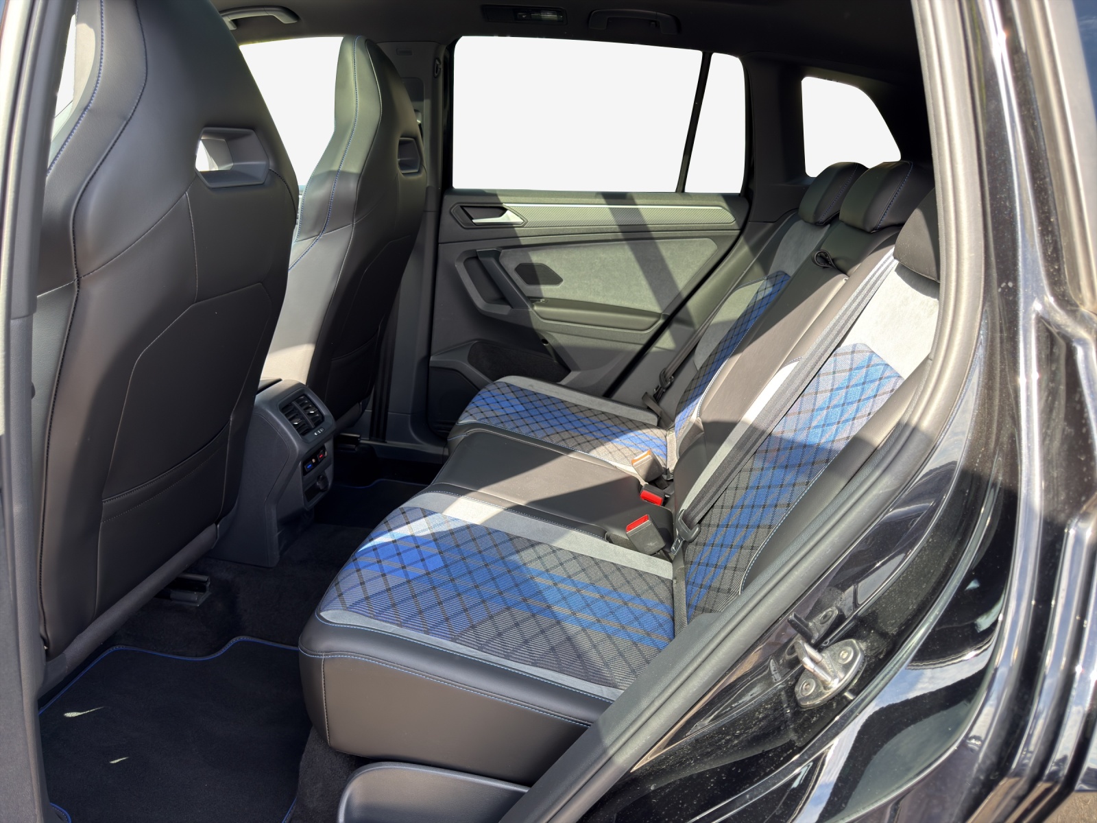 VW Tiguan 2.0TSI R 4Motion DSG-image-11