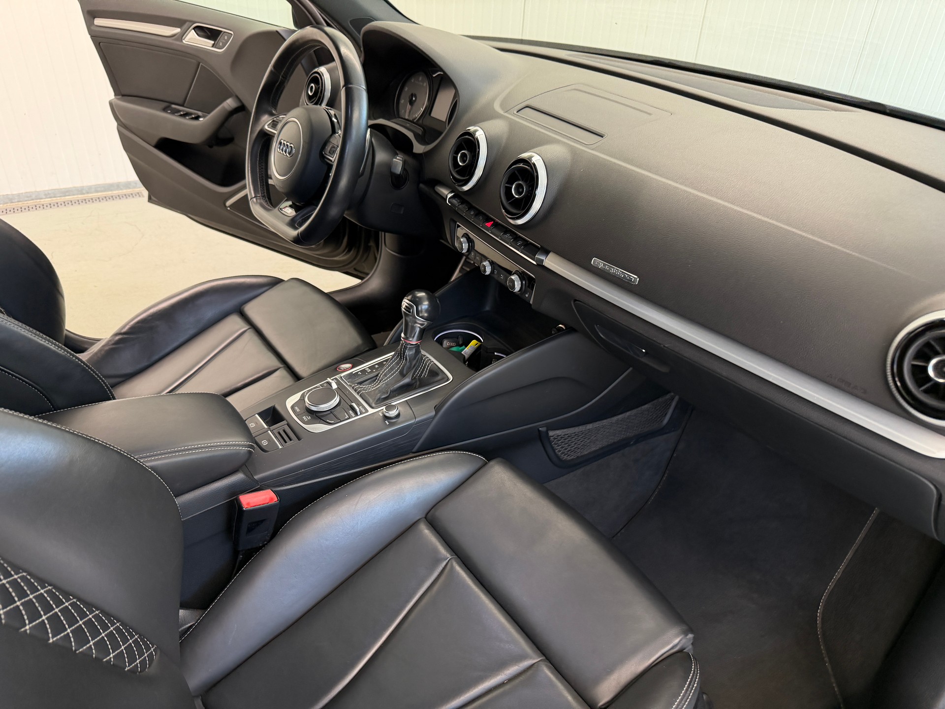 AUDI S3 Sportback 2.0 TFSI quattro S-tronic-image-17