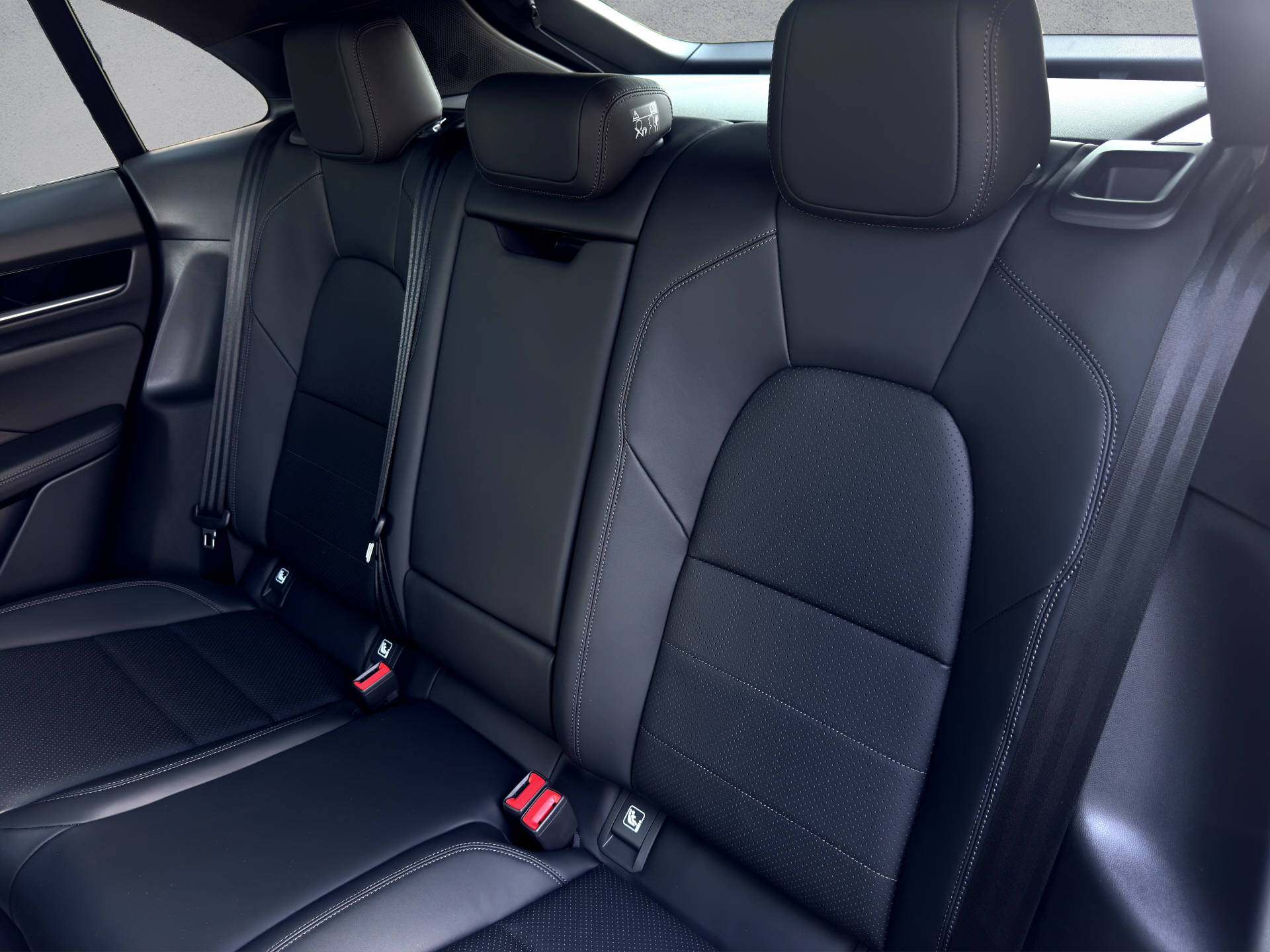 PORSCHE Macan 4S-image-12