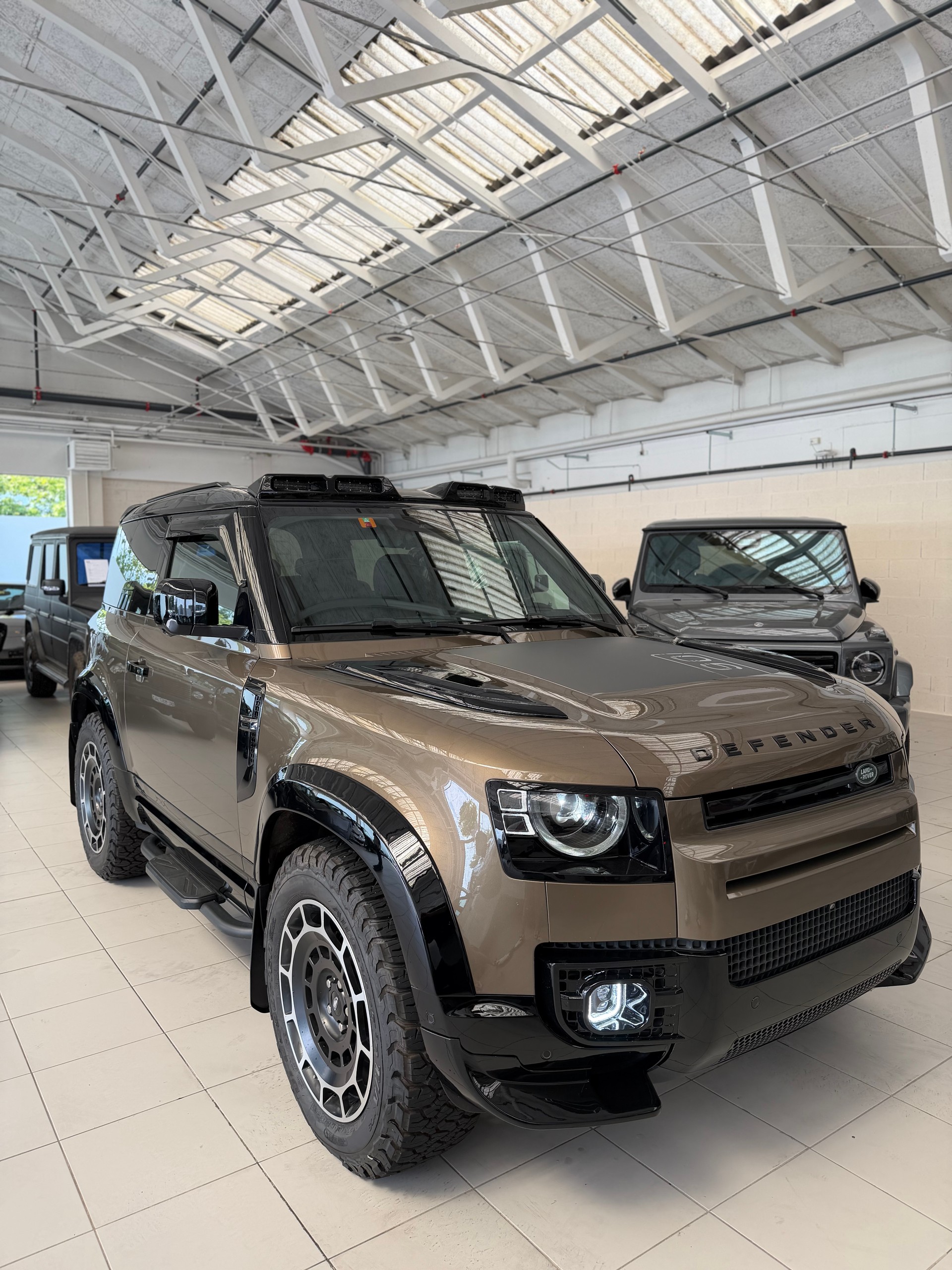 LAND ROVER Defender 90 3.0D I6 250 SE AT8-showroom-element-2