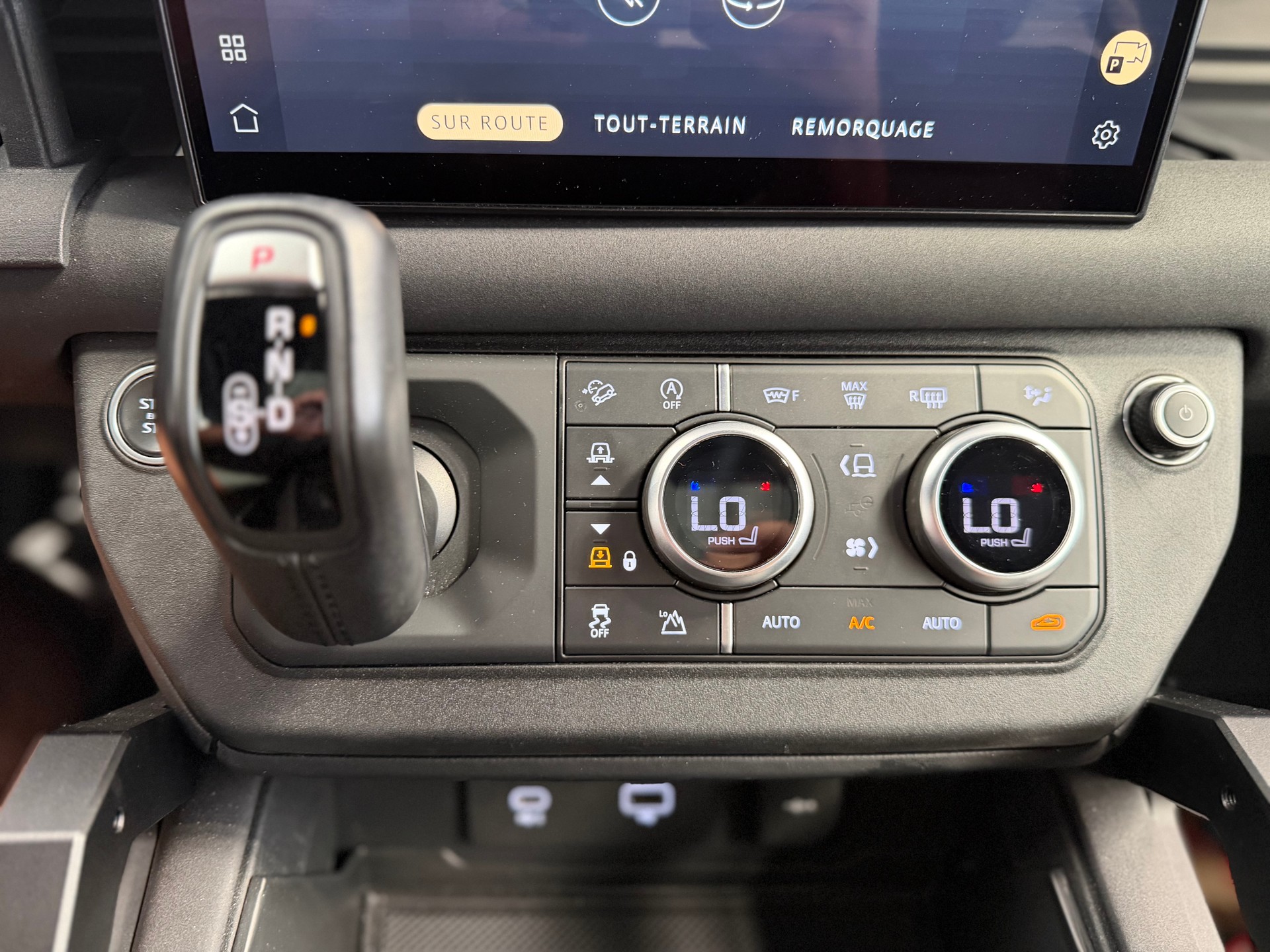 LAND ROVER Defender 90 3.0D I6 250 SE AT8-image-17