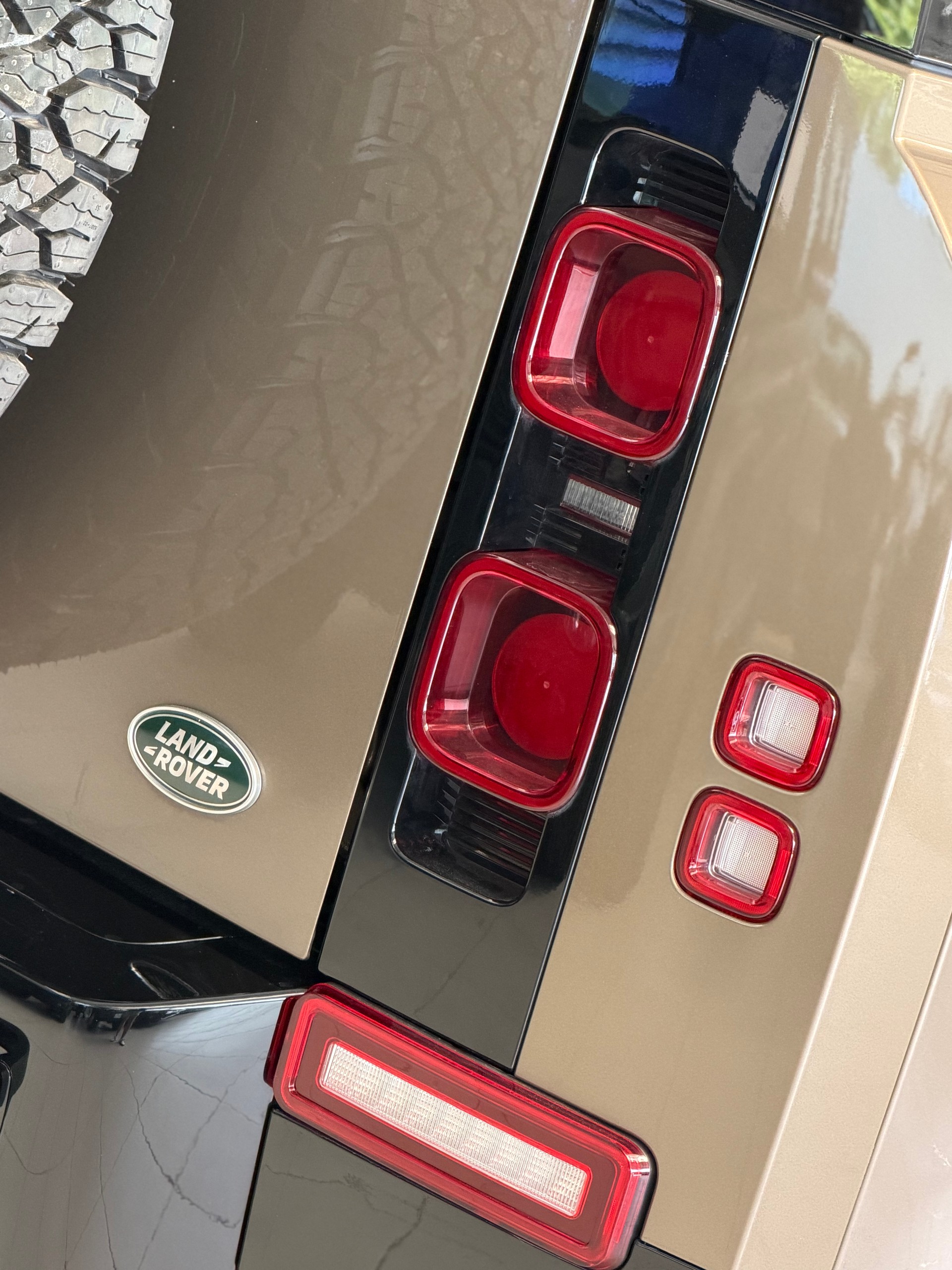 LAND ROVER Defender 90 3.0D I6 250 SE AT8-image-11