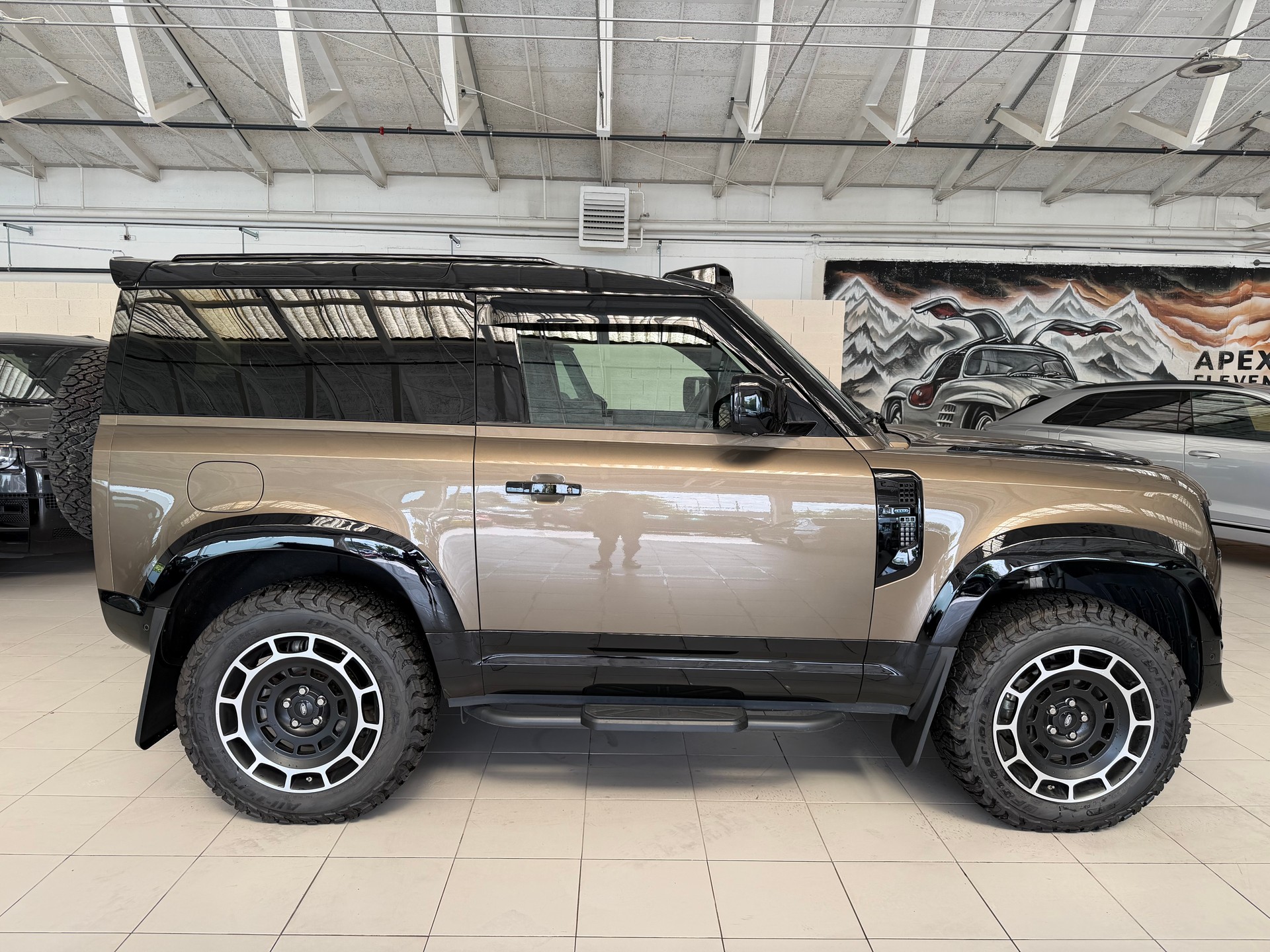 LAND ROVER Defender 90 3.0D I6 250 SE AT8-showroom-element-1