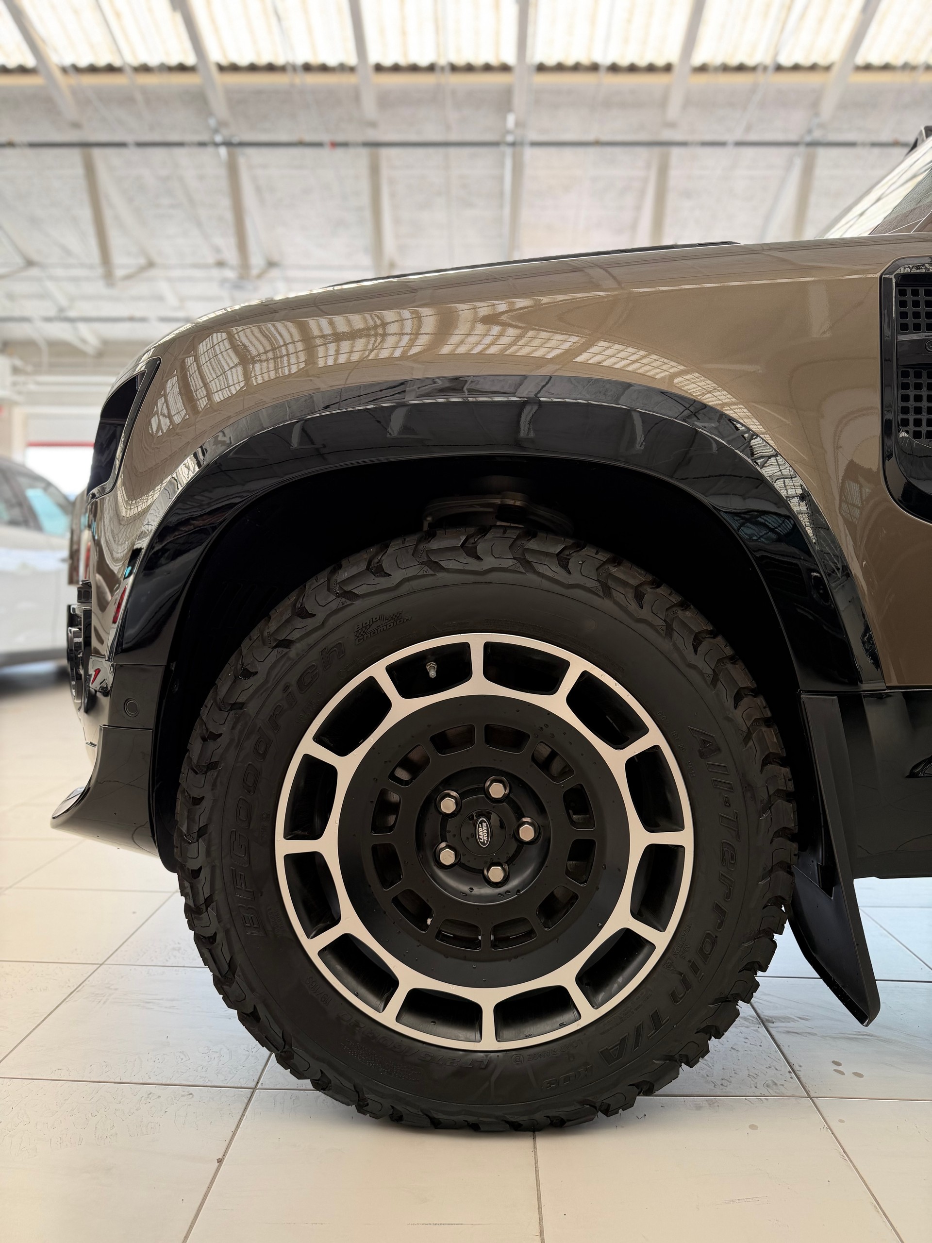 LAND ROVER Defender 90 3.0D I6 250 SE AT8-image-9