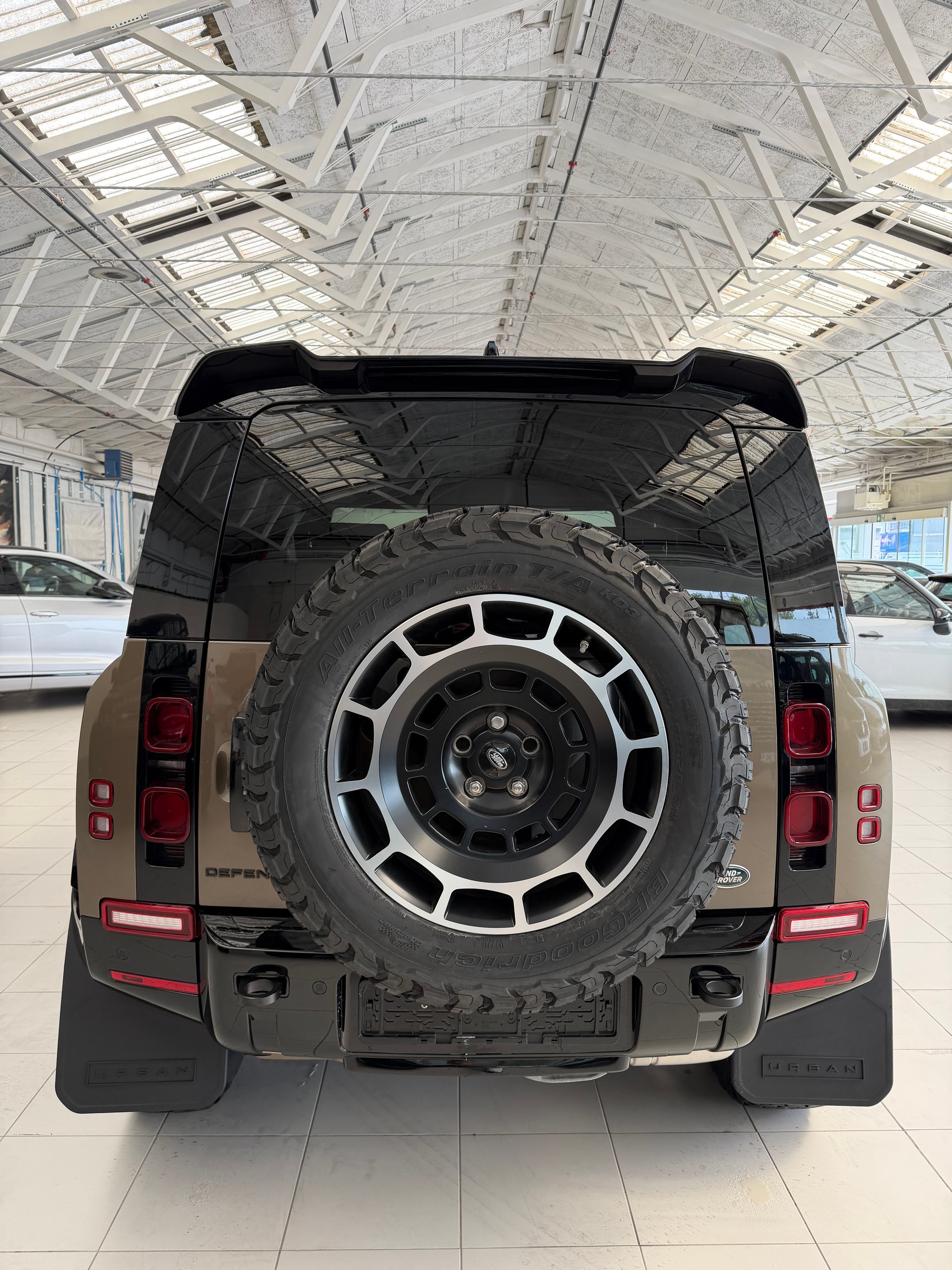 LAND ROVER Defender 90 3.0D I6 250 SE AT8-image-12