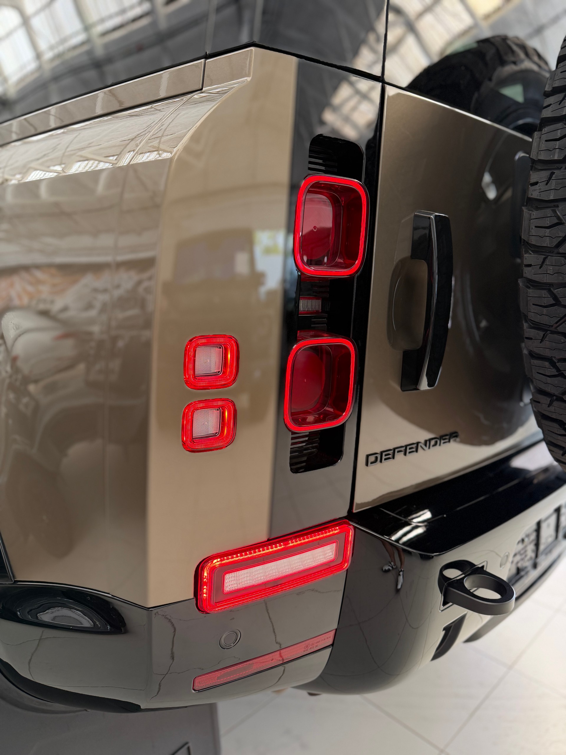 LAND ROVER Defender 90 3.0D I6 250 SE AT8-image-8