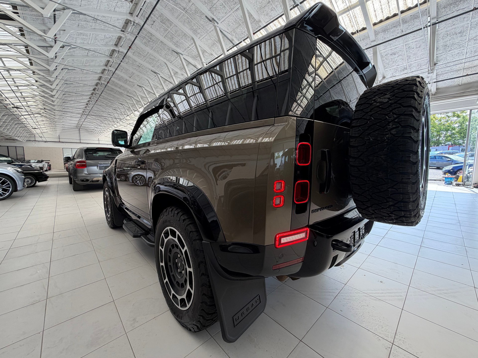 LAND ROVER Defender 90 3.0D I6 250 SE AT8-showroom-element-3