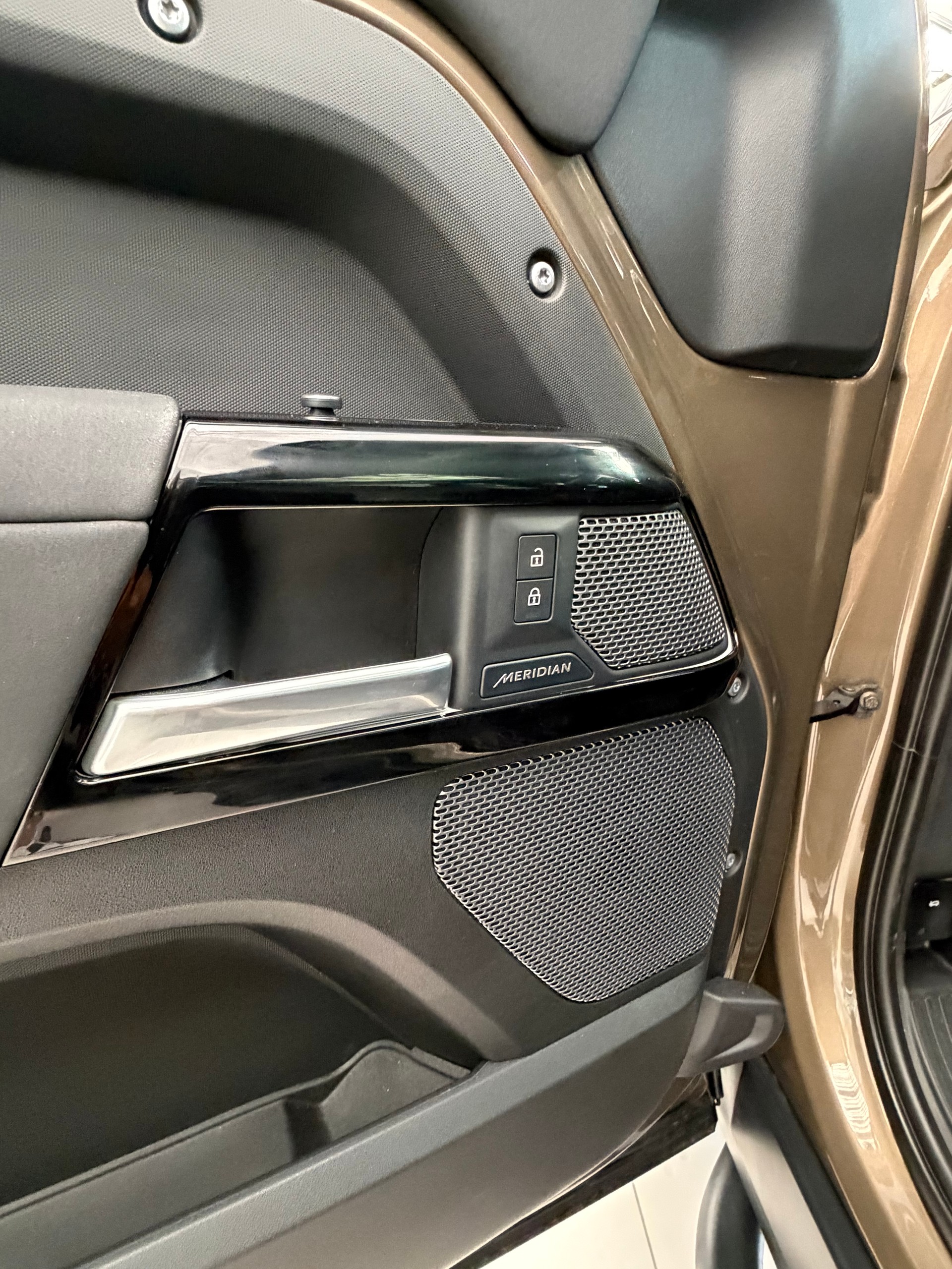 LAND ROVER Defender 90 3.0D I6 250 SE AT8-image-21