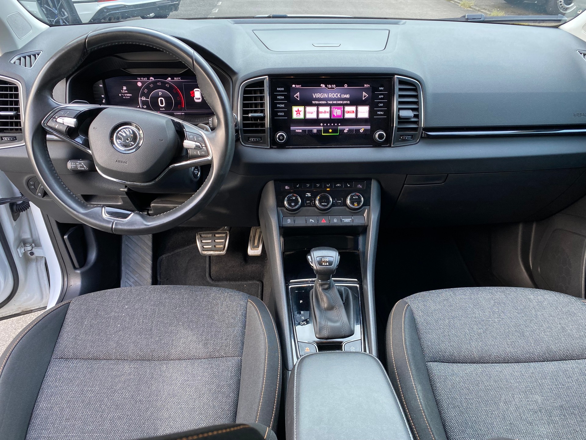 SKODA Karoq 2.0 TDI CR Clever 4x4 DSG-image-4