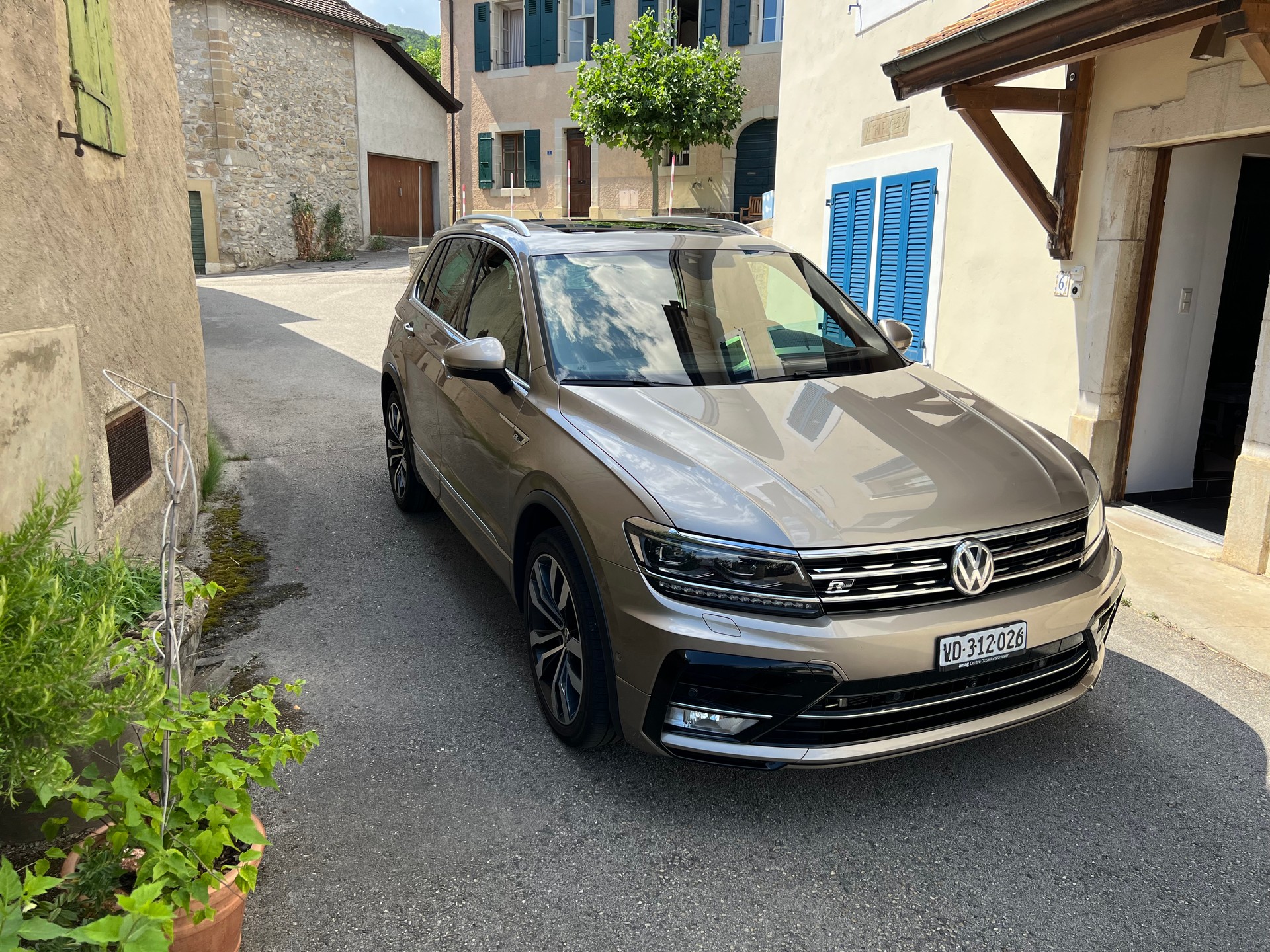 VW 2.0 TSI Highline DSG R-Line 4 Motion-image-2