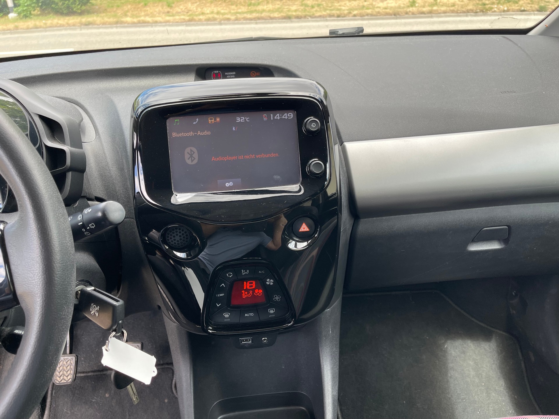 PEUGEOT 108 1.2 VTi Allure-image-9