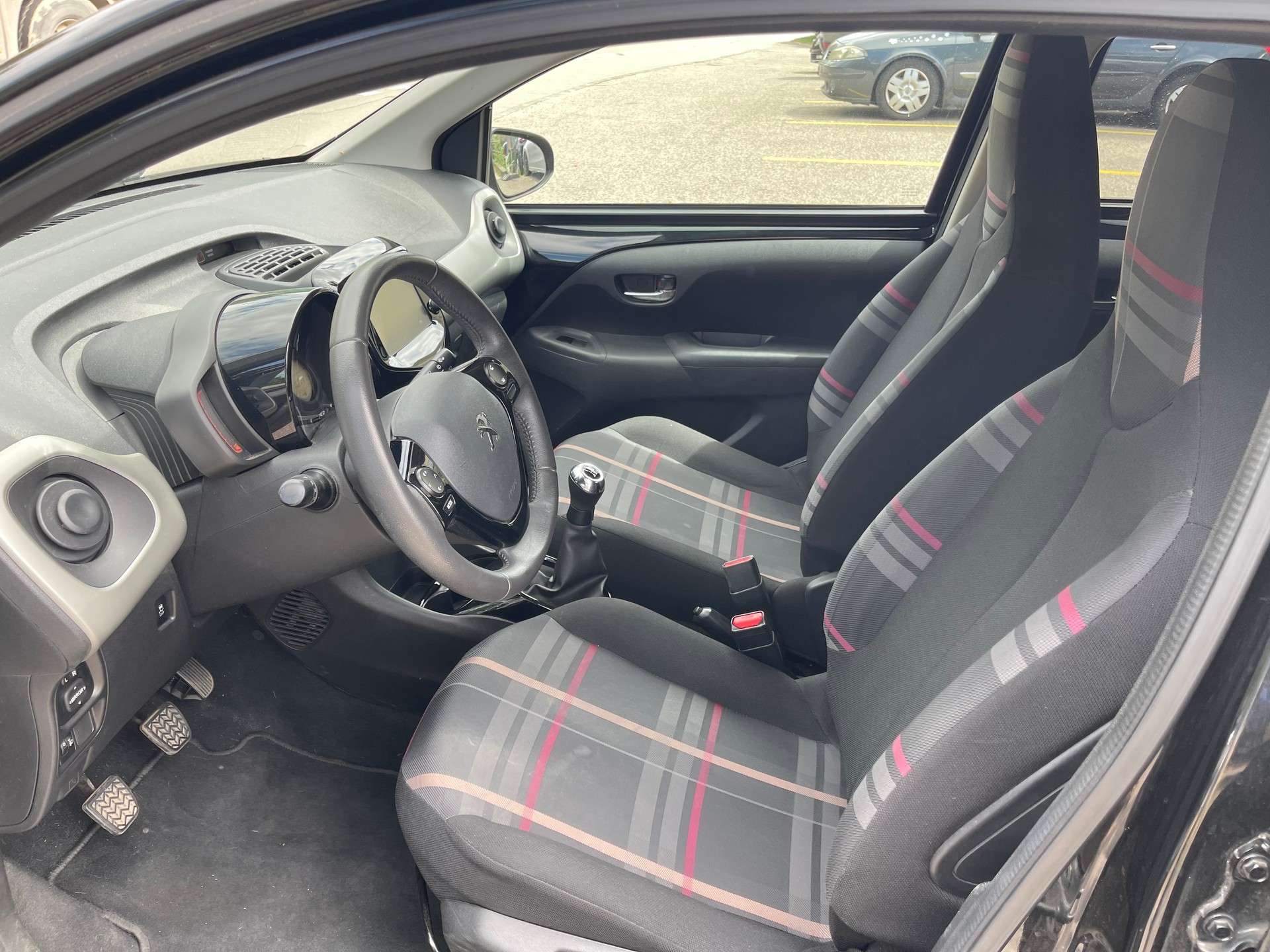PEUGEOT 108 1.2 VTi Allure-image-7