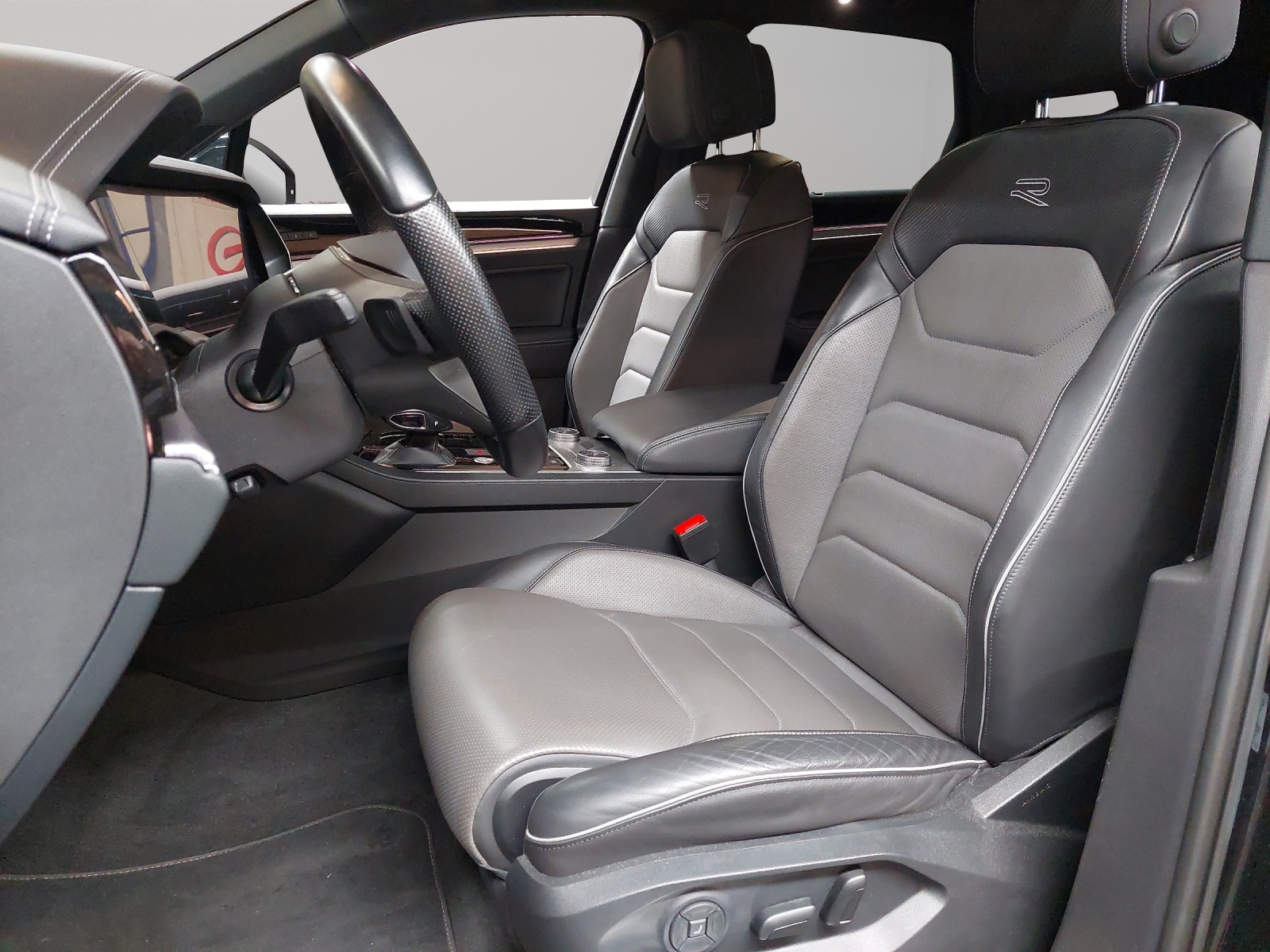 VW Touareg 3.0 TDI R Line Tiptronic-image-5