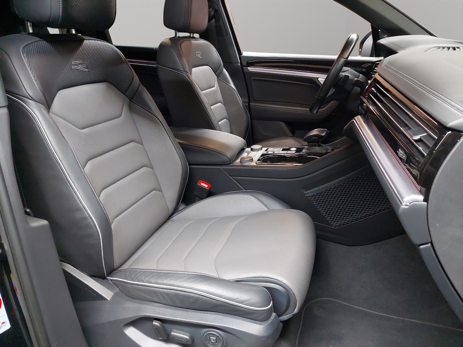 VW Touareg 3.0 TDI R Line Tiptronic-image-8