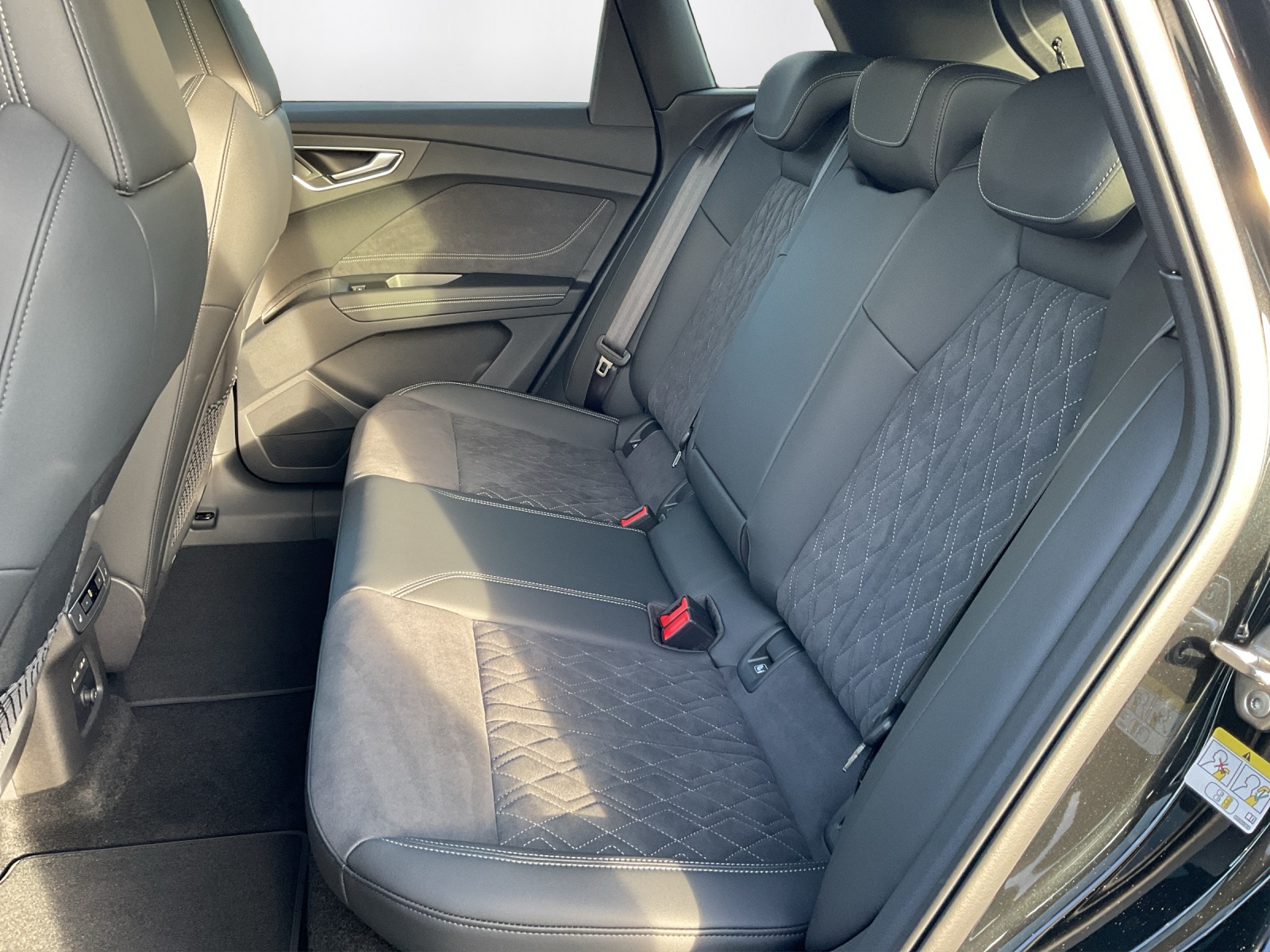 AUDI Q4 e-tron SUV quattro performance-image-10