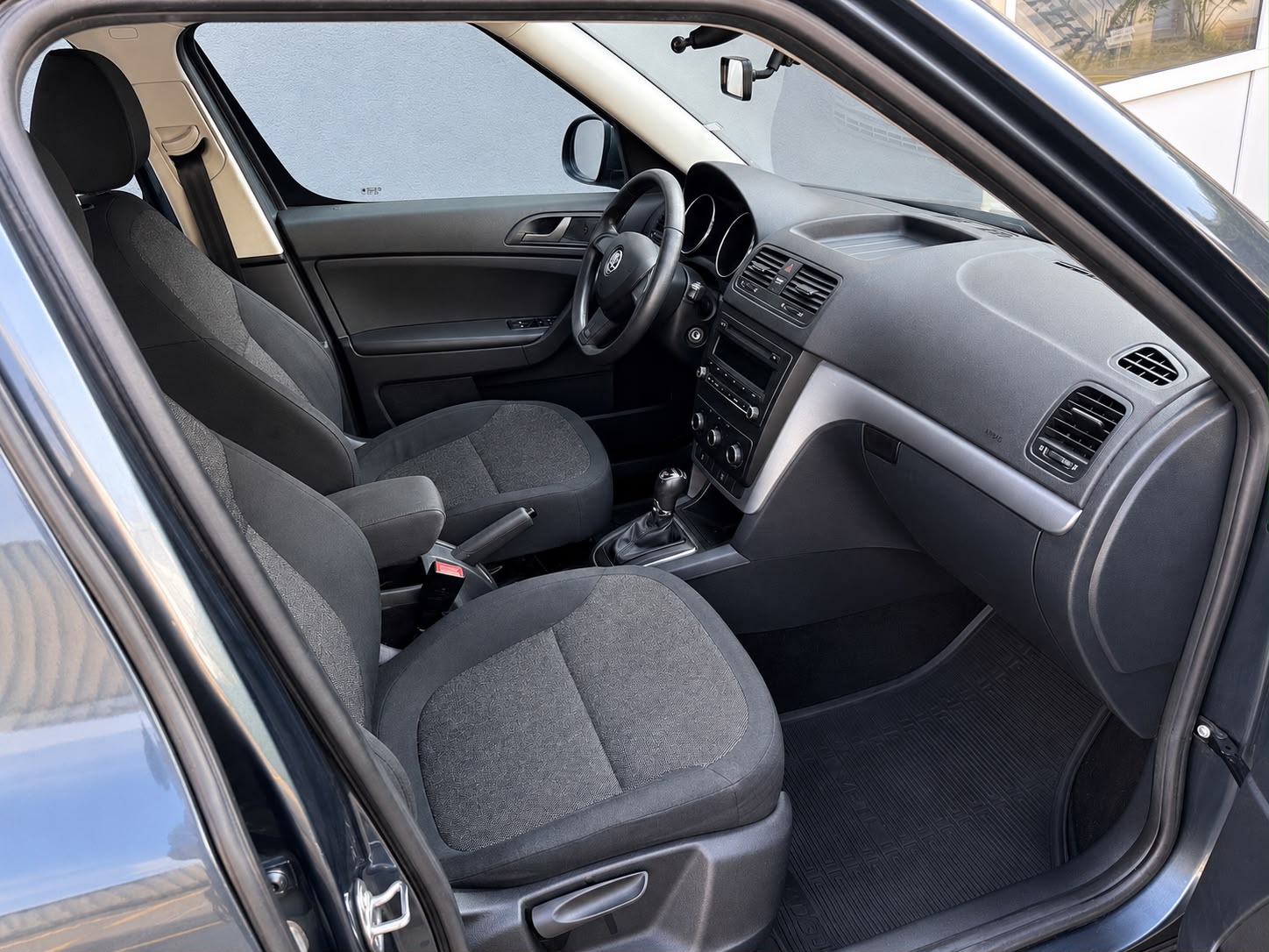 SKODA Yeti 1.8 TSI Active 4x4 DSG-image-12