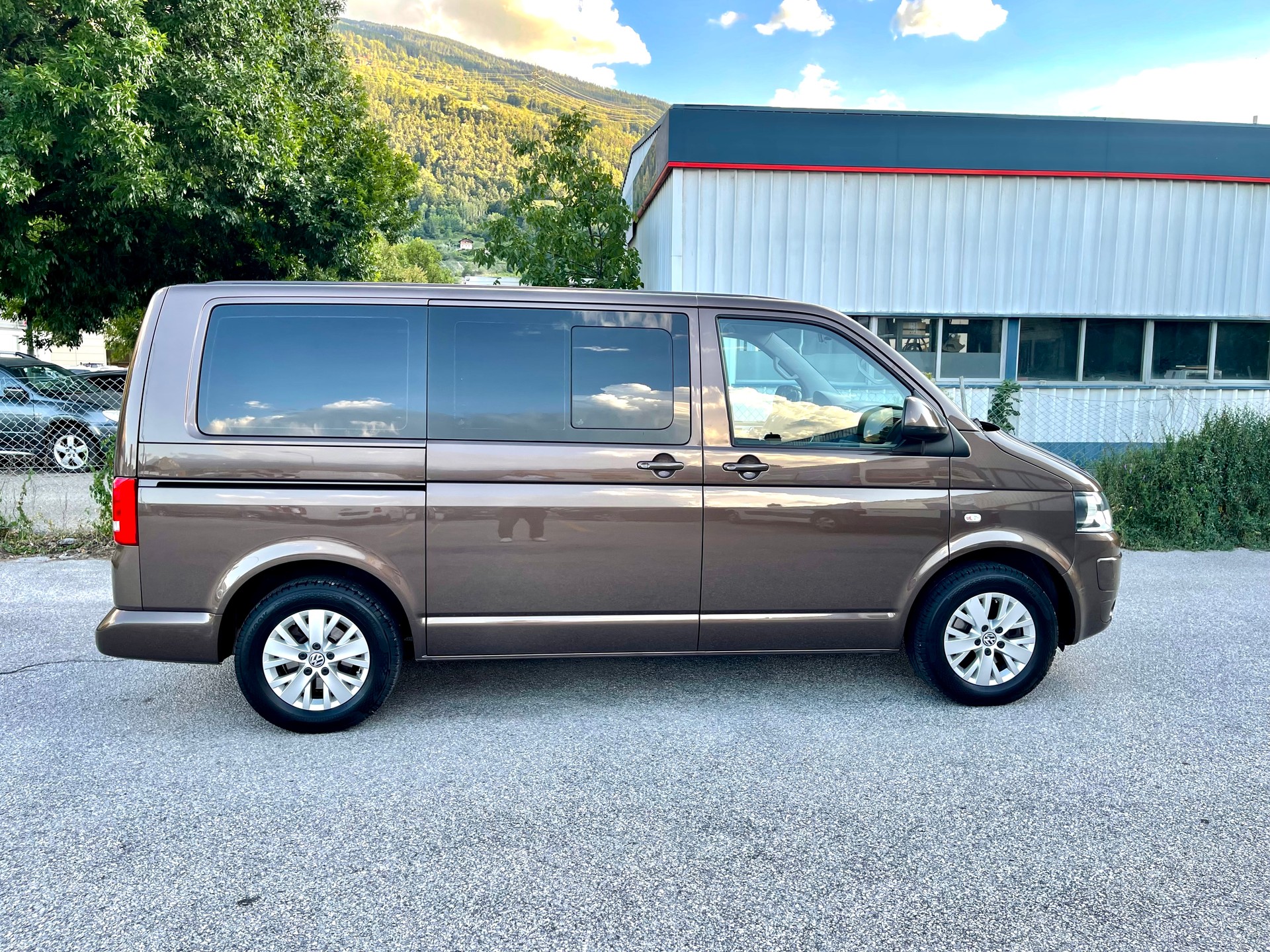 VW T5 Multivan 2.0 TDI CR Family Edition 25 DSG-image-22