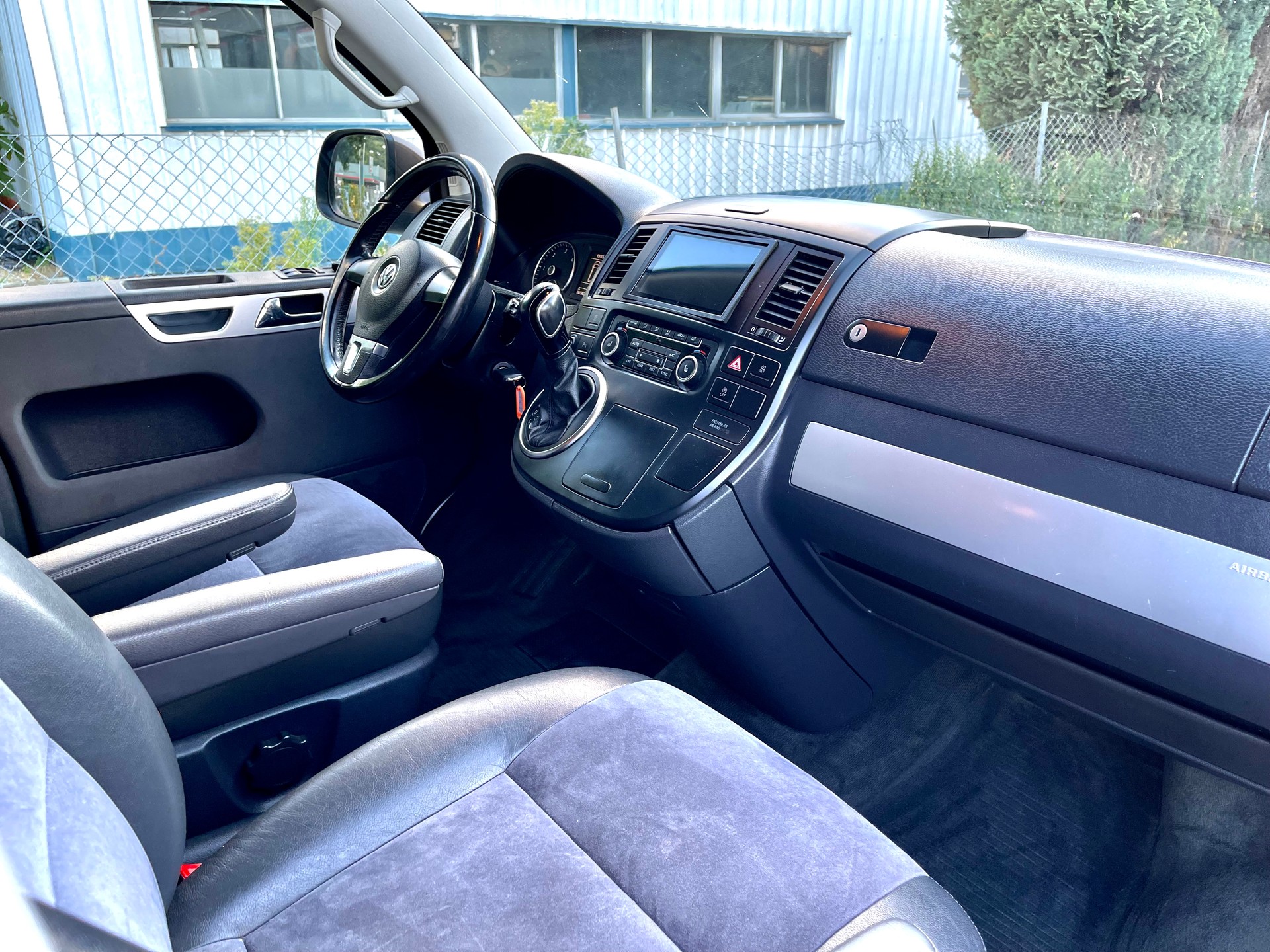 VW T5 Multivan 2.0 TDI CR Family Edition 25 DSG-image-27