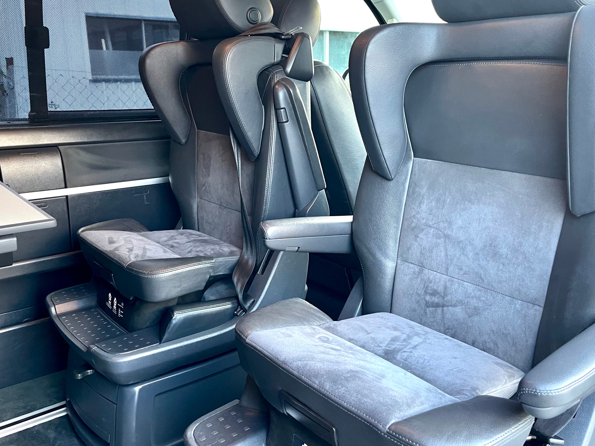 VW T5 Multivan 2.0 TDI CR Family Edition 25 DSG-image-28