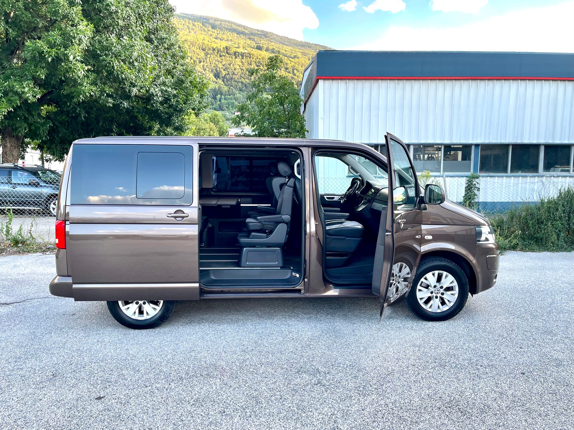 VW T5 Multivan 2.0 TDI CR Family Edition 25 DSG-image-21