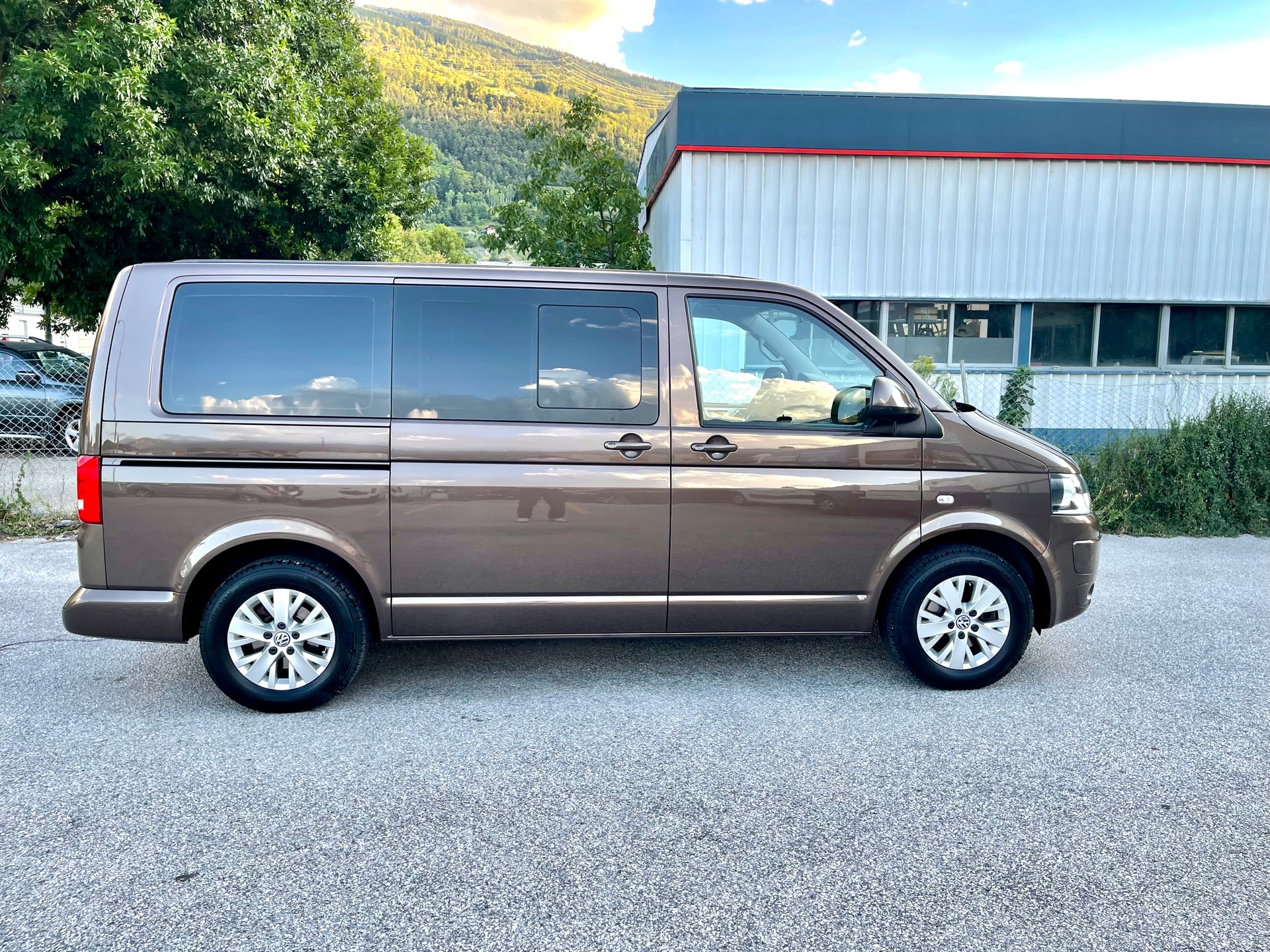 VW T5 Multivan 2.0 TDI CR Family Edition 25 DSG-image-17